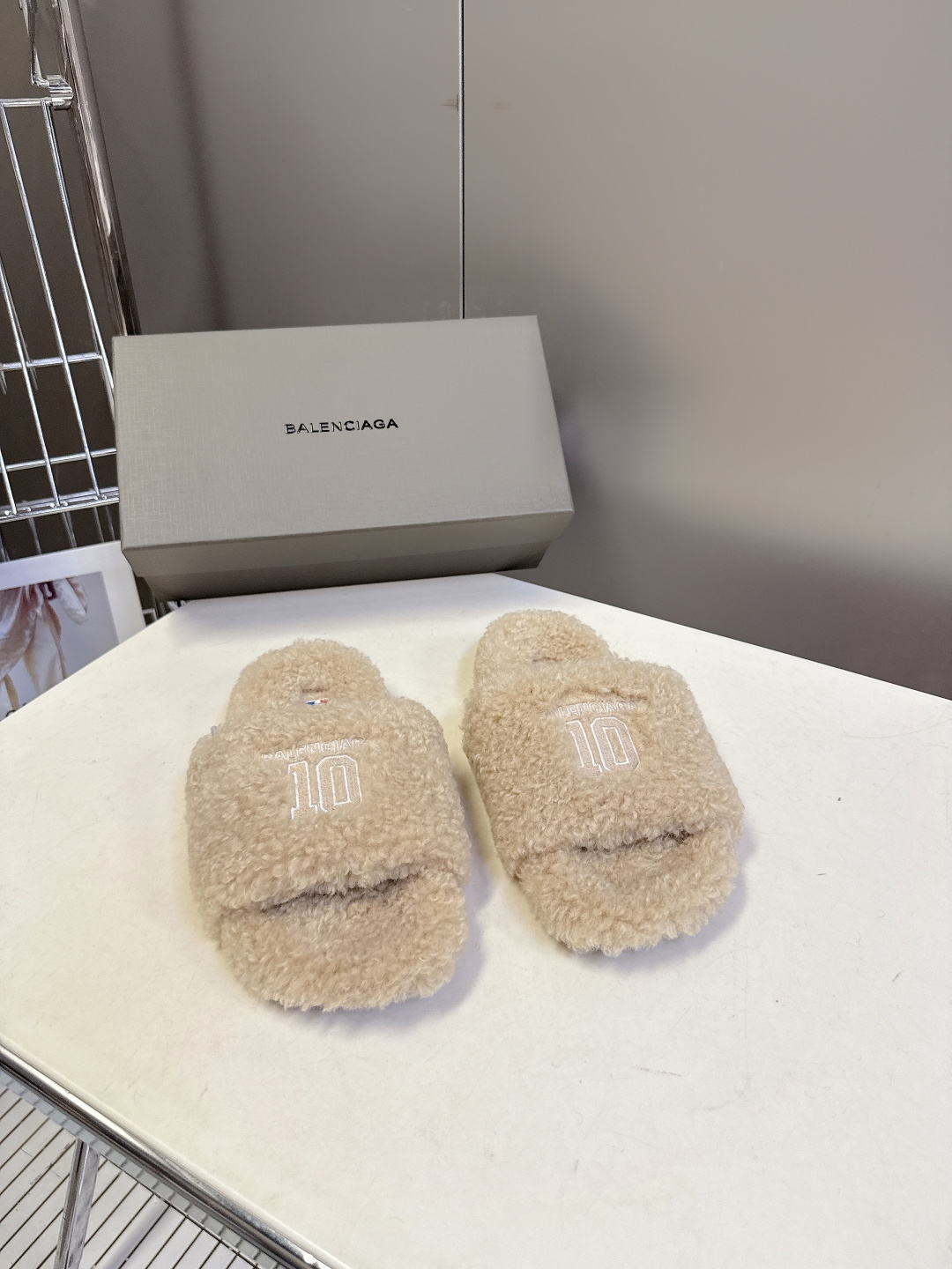BALENCIAGA巴黎世家最新NBA联名情侣款毛毛拖时装博主与欧美明星大爱款 这一季的联名系列太有炸裂