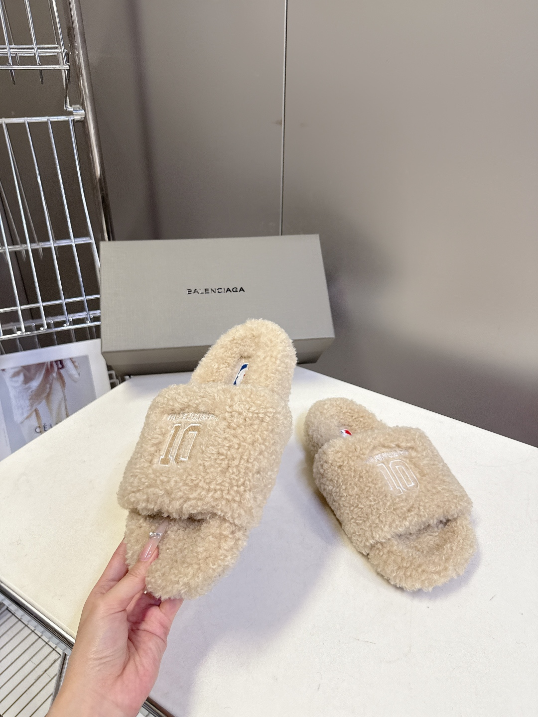 BALENCIAGA巴黎世家最新NBA联名情侣款毛毛拖时装博主与欧美明星大爱款 这一季的联名系列太有炸裂