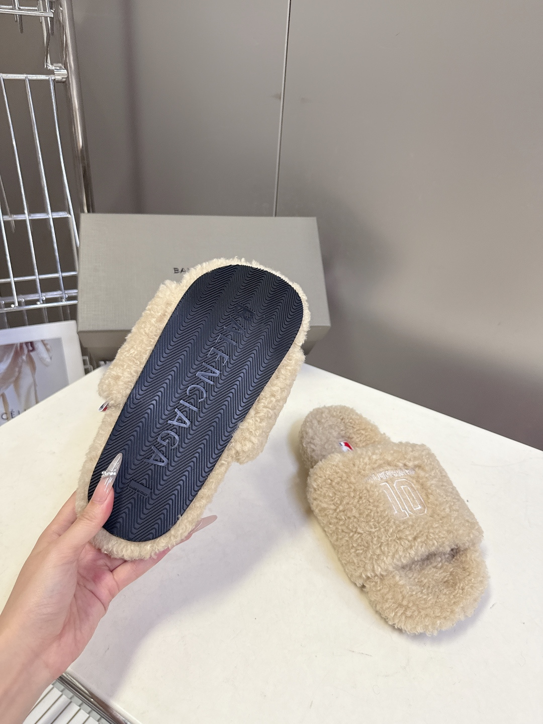 BALENCIAGA巴黎世家最新NBA联名情侣款毛毛拖时装博主与欧美明星大爱款 这一季的联名系列太有炸裂