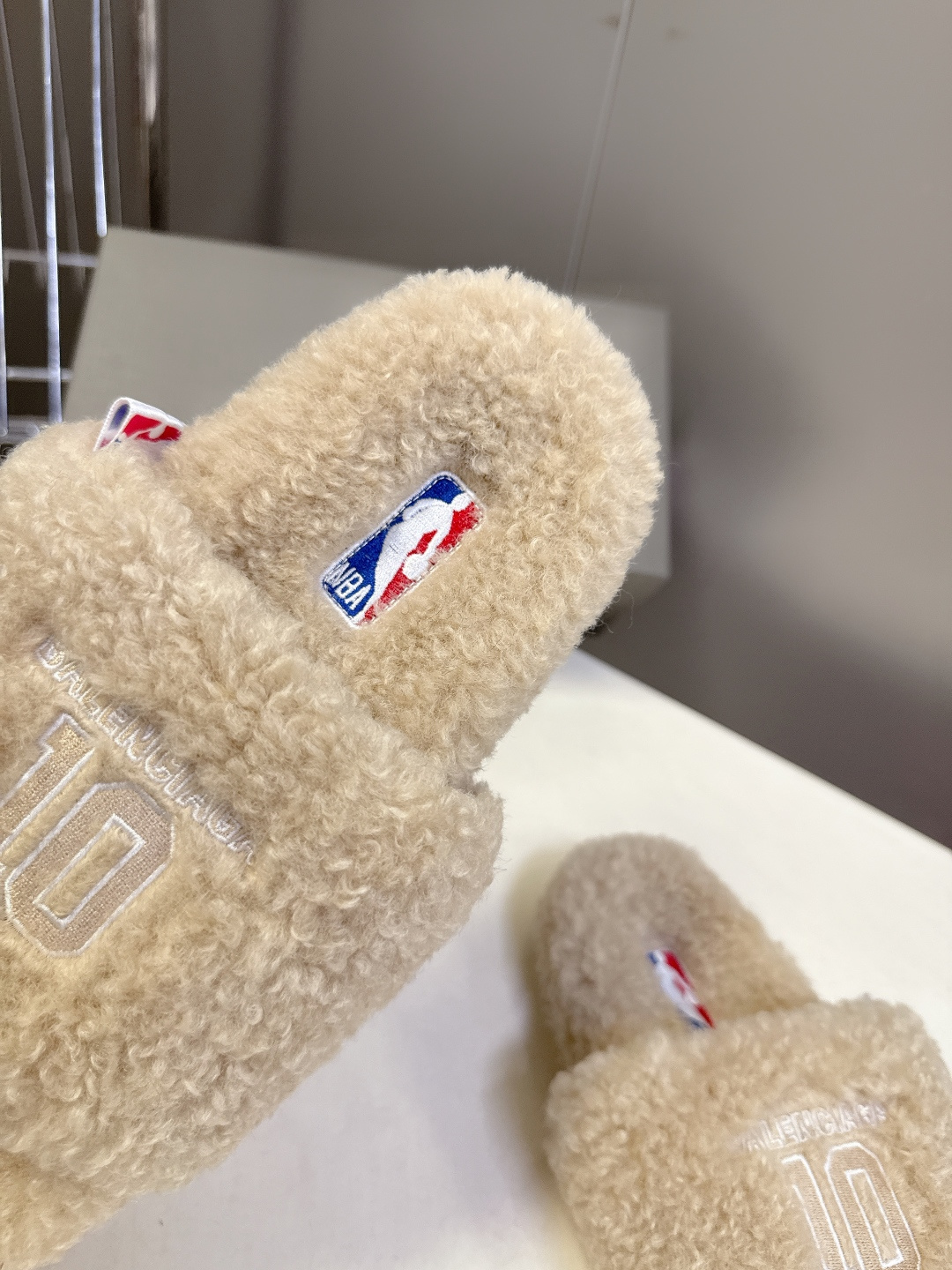 BALENCIAGA巴黎世家最新NBA联名情侣款毛毛拖时装博主与欧美明星大爱款 这一季的联名系列太有炸裂