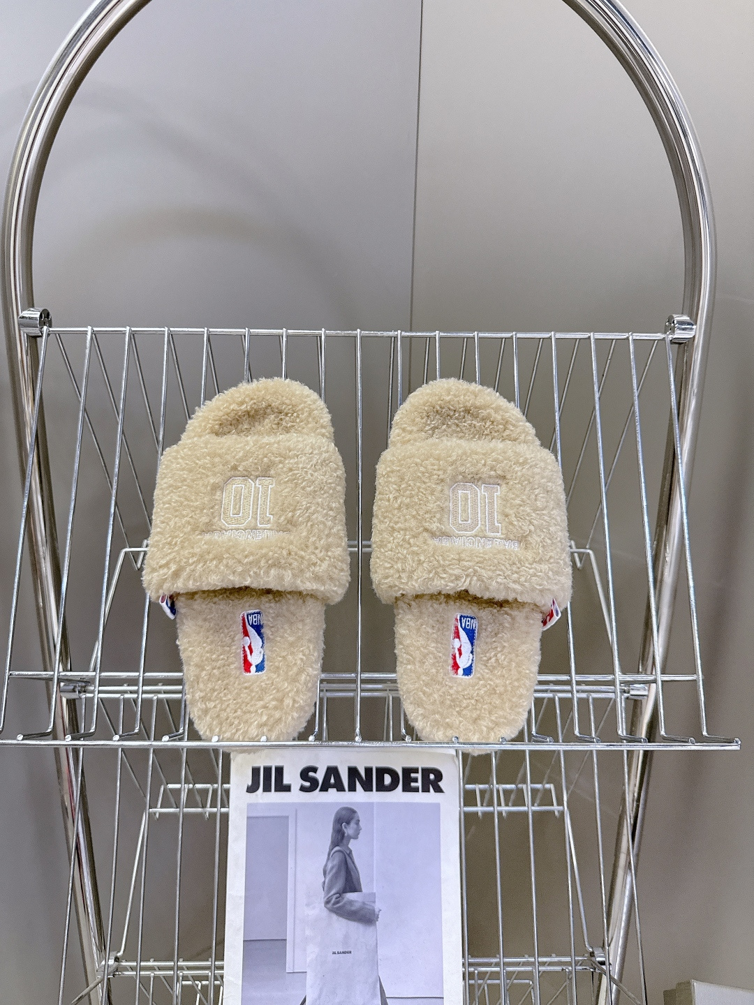 BALENCIAGA巴黎世家最新NBA联名情侣款毛毛拖时装博主与欧美明星大爱款 这一季的联名系列太有炸裂