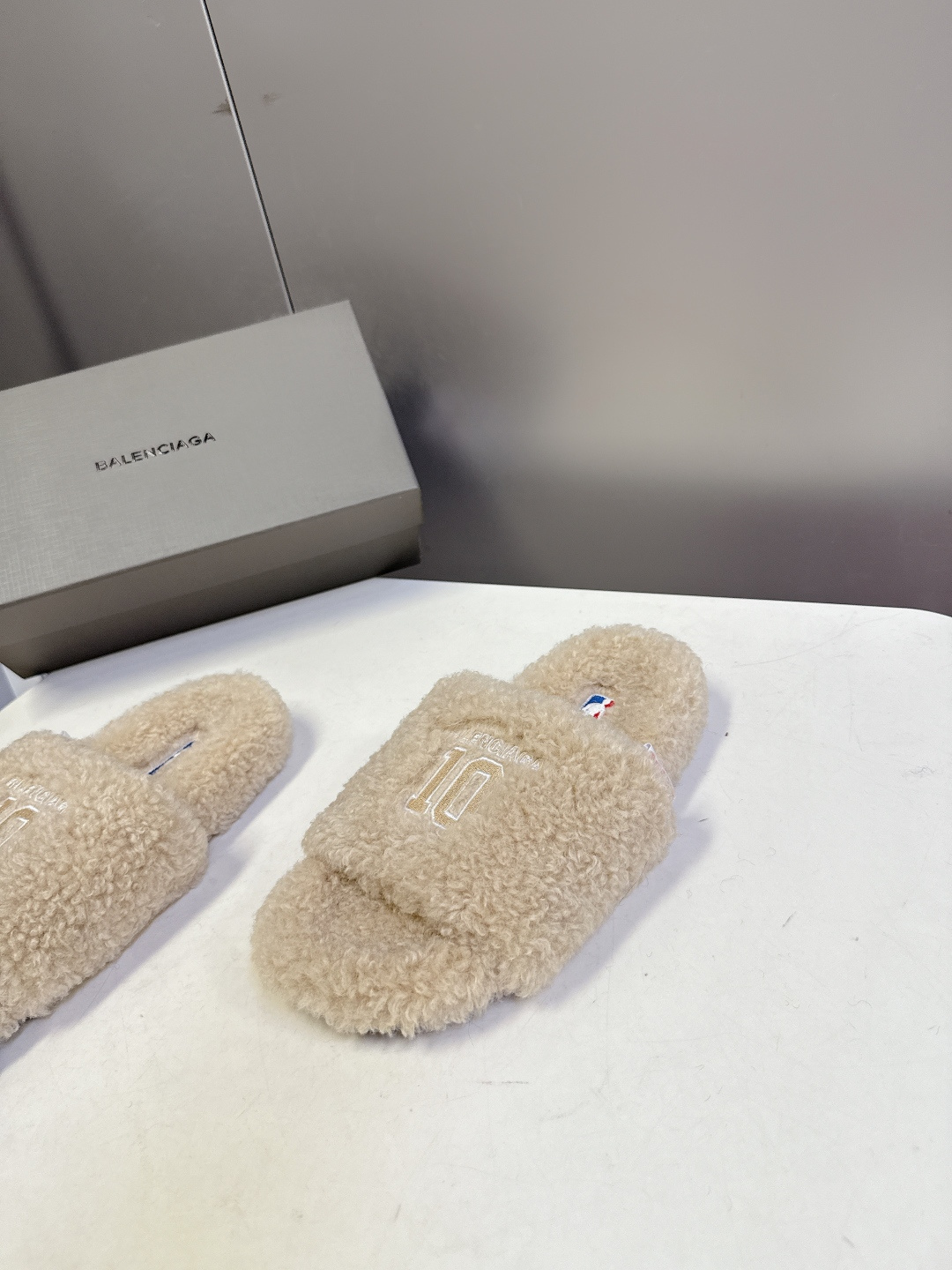 BALENCIAGA巴黎世家最新NBA联名情侣款毛毛拖时装博主与欧美明星大爱款 这一季的联名系列太有炸裂