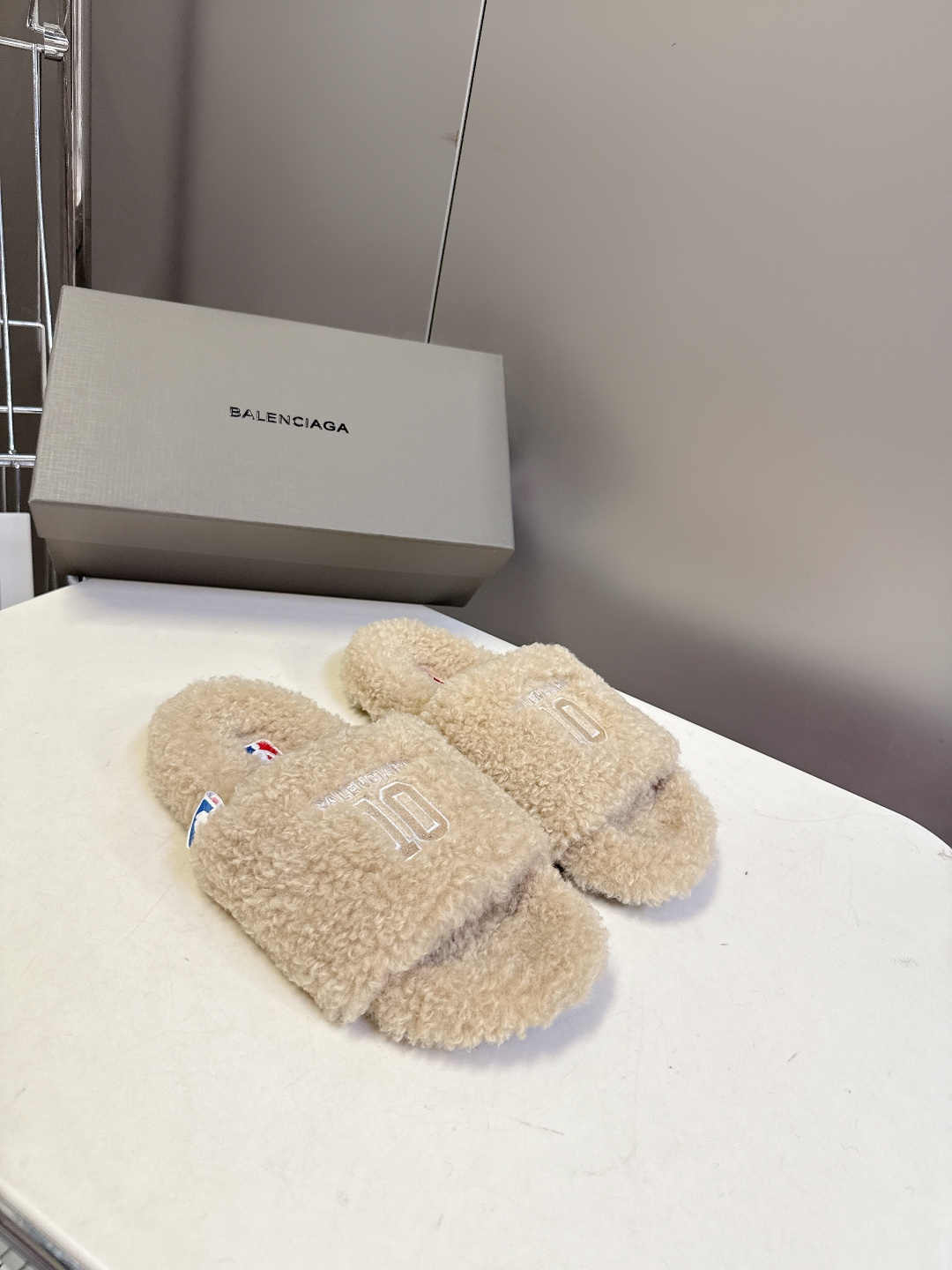 BALENCIAGA巴黎世家最新NBA联名情侣款毛毛拖时装博主与欧美明星大爱款 这一季的联名系列太有炸裂