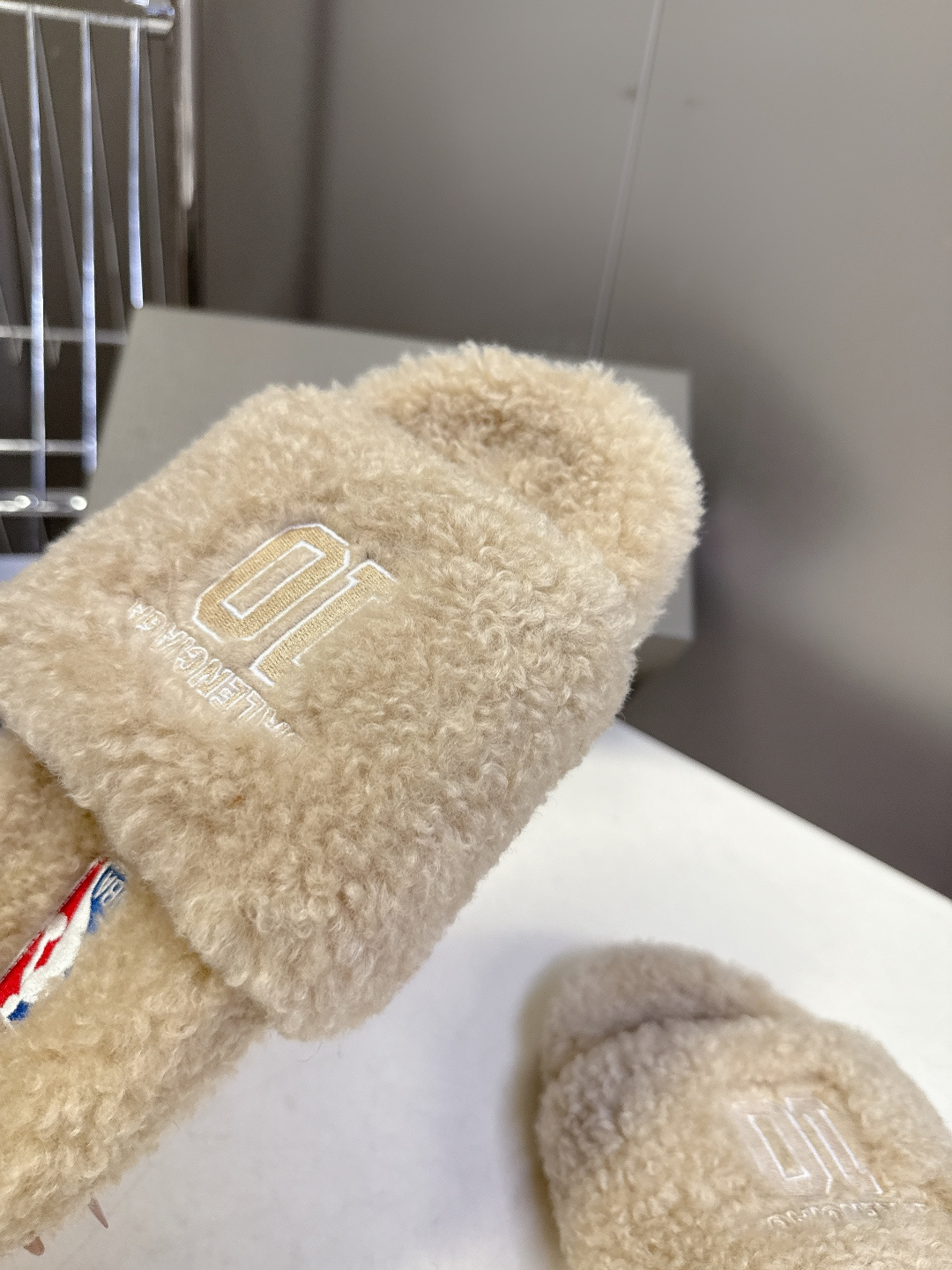 BALENCIAGA巴黎世家最新NBA联名情侣款毛毛拖时装博主与欧美明星大爱款 这一季的联名系列太有炸裂