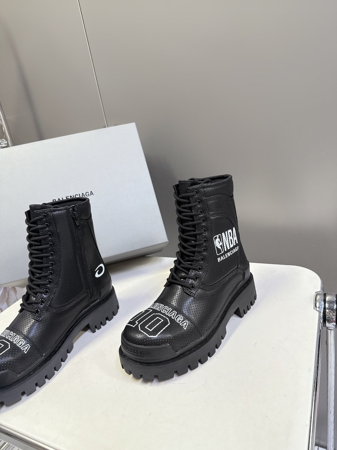 Balenciaga巴黎世家最新NBA联名款高帮 鞋。 超多明星网红种草 这一季的联名设计太炸裂了 无处