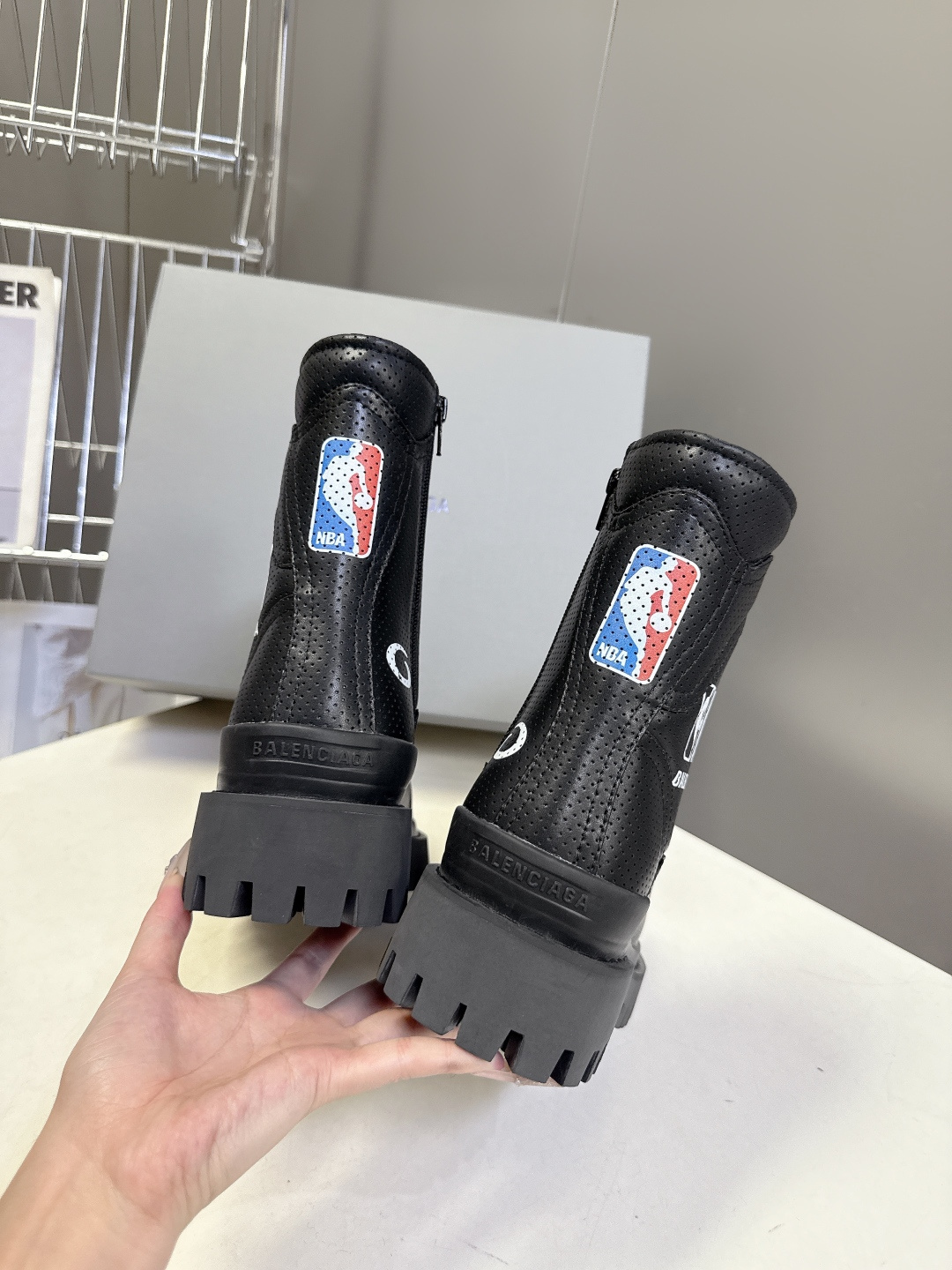 Balenciaga巴黎世家最新NBA联名款高帮 鞋。 超多明星网红种草 这一季的联名设计太炸裂了 无处