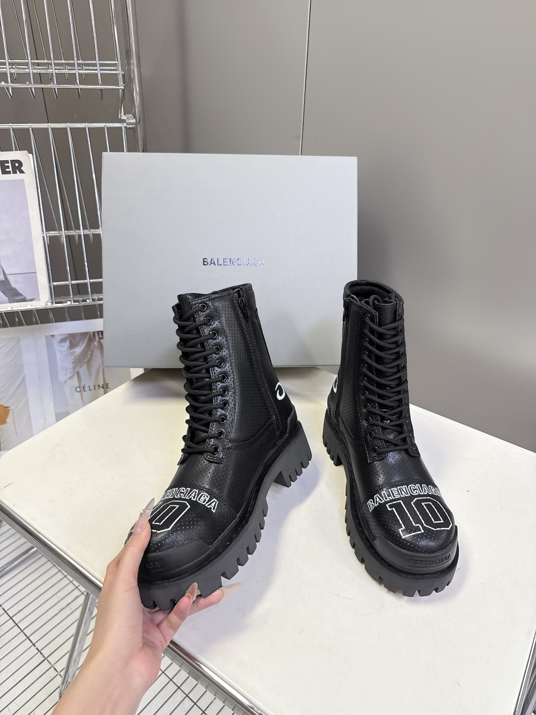 Balenciaga巴黎世家最新NBA联名款高帮 鞋。 超多明星网红种草 这一季的联名设计太炸裂了 无处