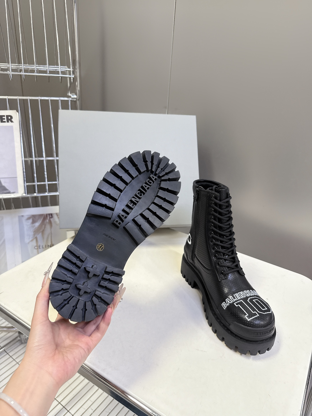 Balenciaga巴黎世家最新NBA联名款高帮 鞋。 超多明星网红种草 这一季的联名设计太炸裂了 无处