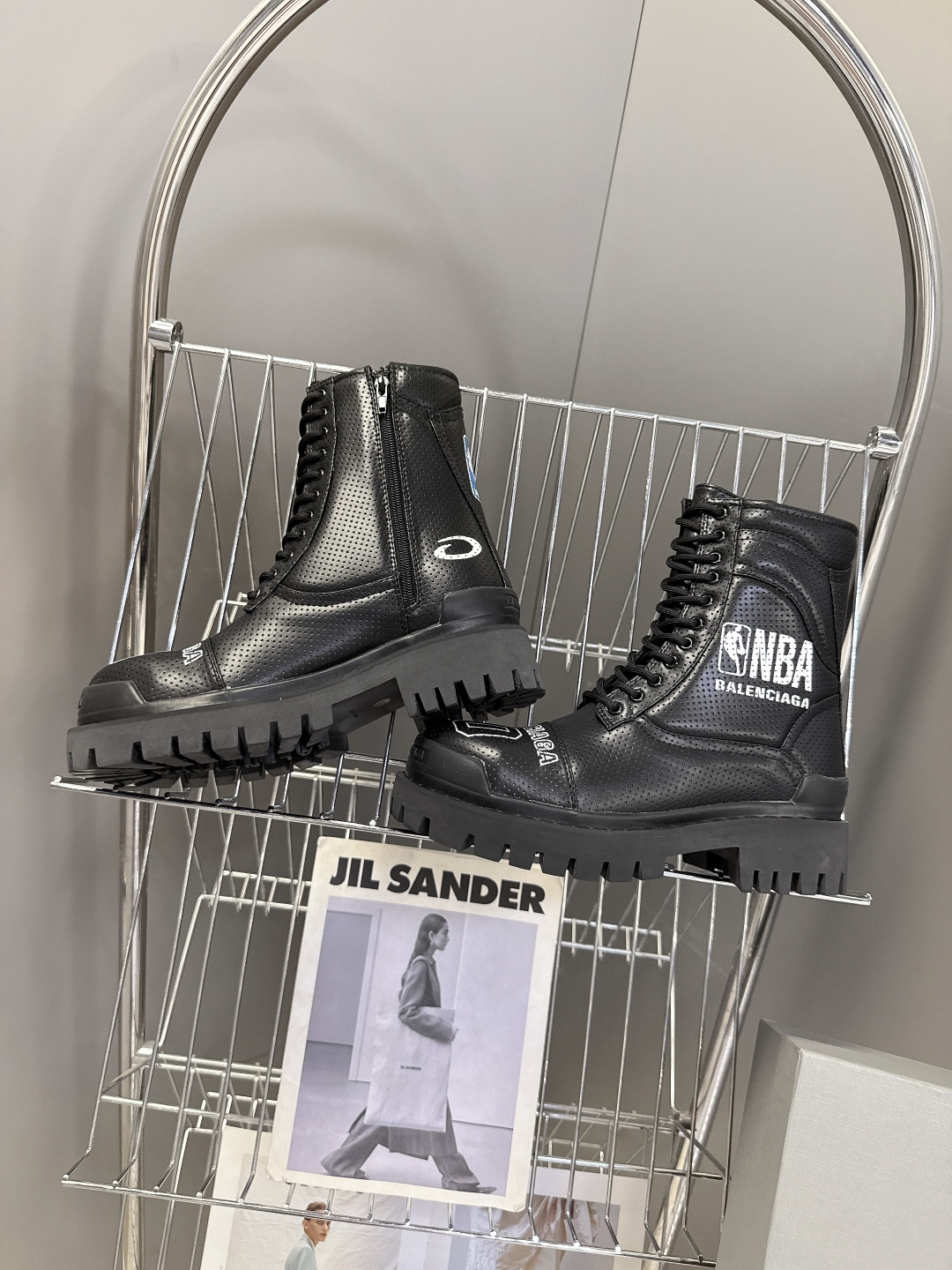 Balenciaga巴黎世家最新NBA联名款高帮 鞋。 超多明星网红种草 这一季的联名设计太炸裂了 无处