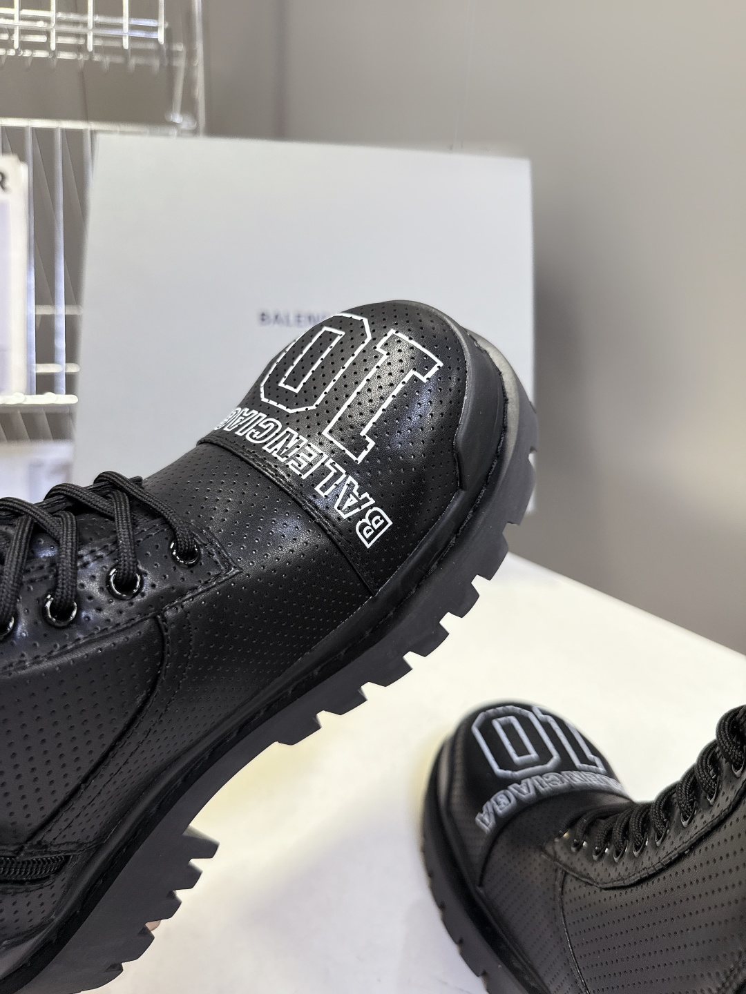 Balenciaga巴黎世家最新NBA联名款高帮 鞋。 超多明星网红种草 这一季的联名设计太炸裂了 无处