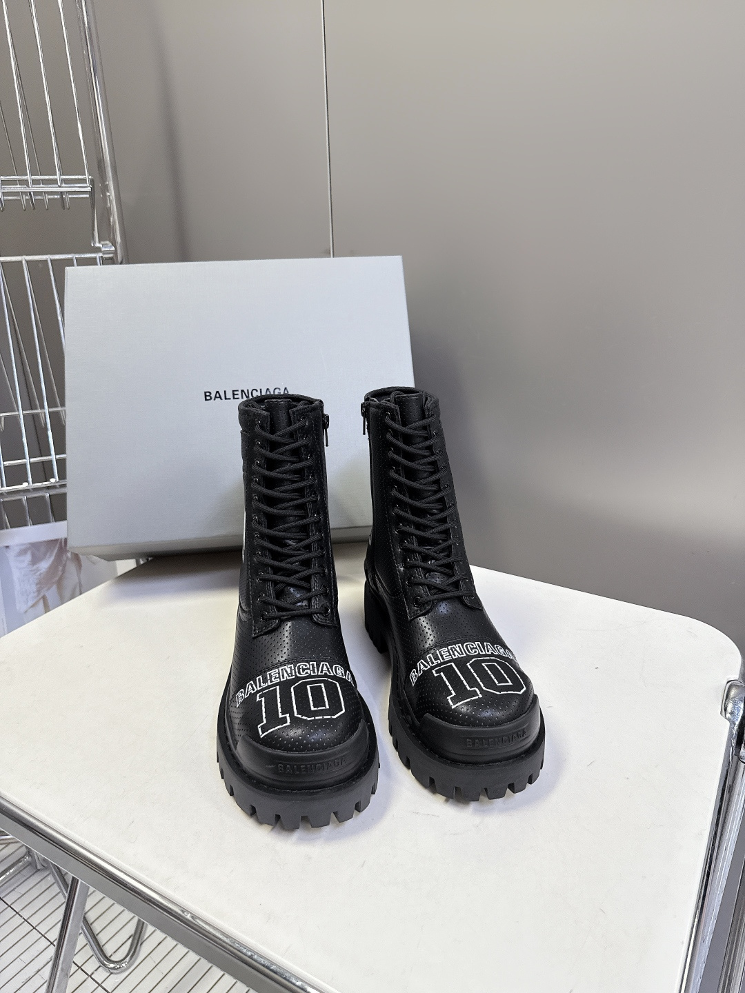 Balenciaga巴黎世家最新NBA联名款高帮 鞋。 超多明星网红种草 这一季的联名设计太炸裂了 无处