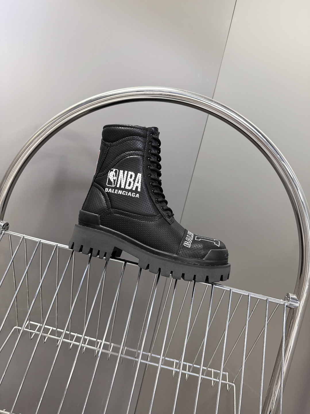 Balenciaga巴黎世家最新NBA联名款高帮 鞋。 超多明星网红种草 这一季的联名设计太炸裂了 无处