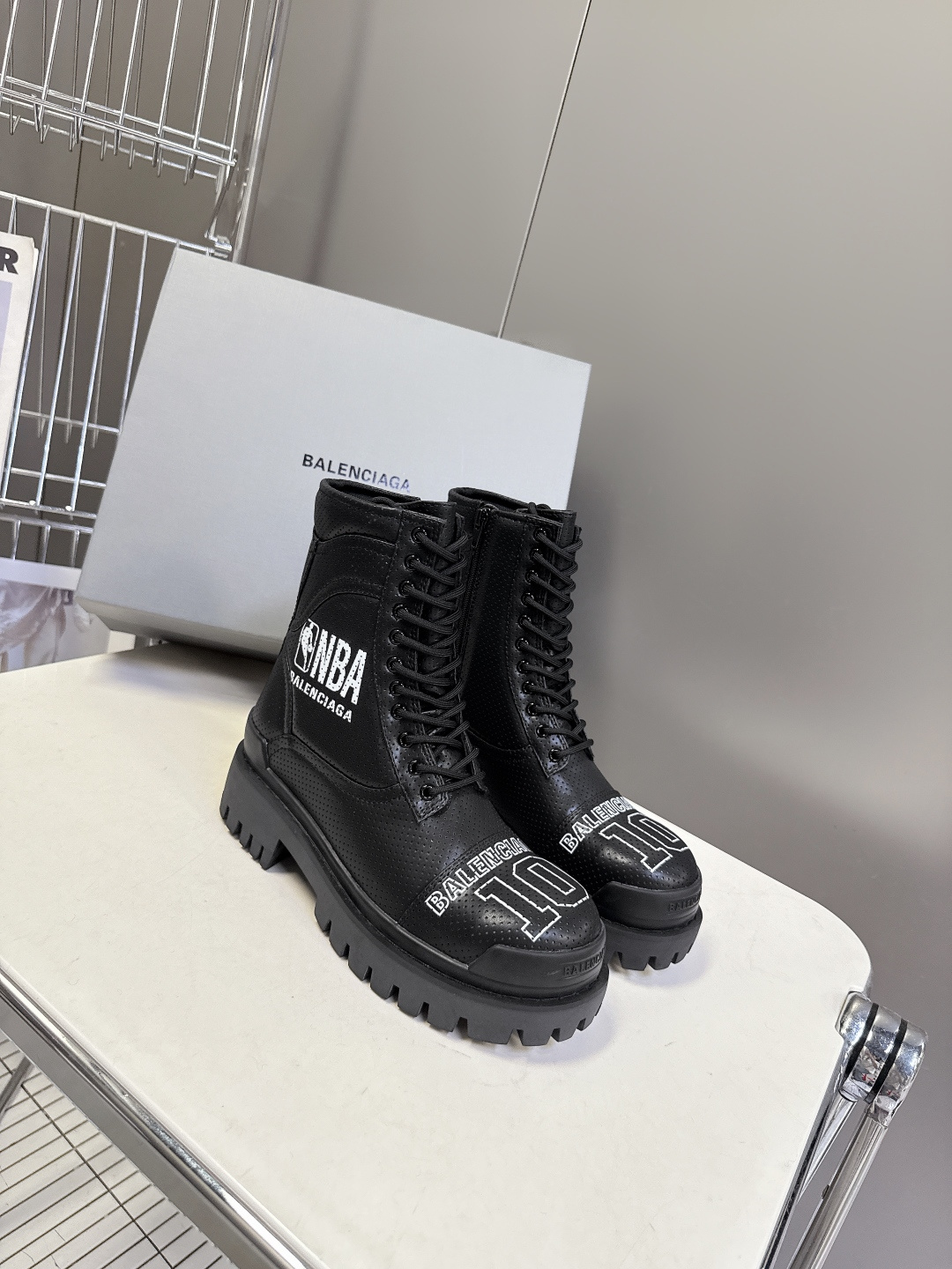 Balenciaga巴黎世家最新NBA联名款高帮 鞋。 超多明星网红种草 这一季的联名设计太炸裂了 无处
