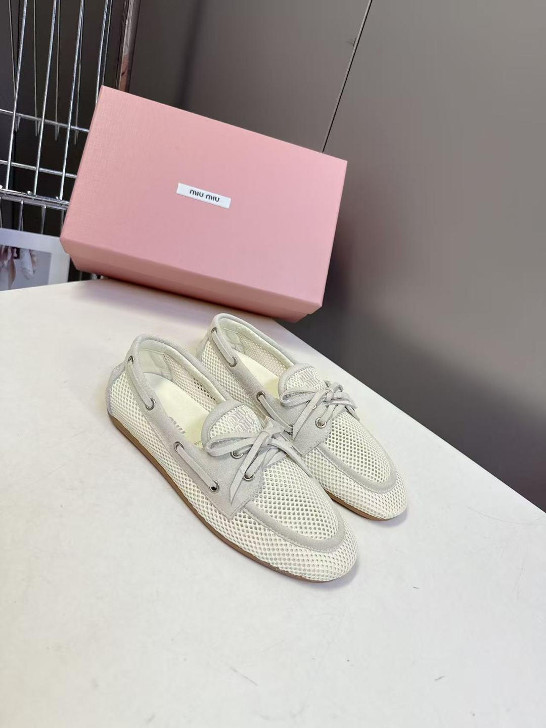 MiuMiu缪缪2026春夏最新款 豆豆鞋 超多明星网红种草 非常火的薄底设计元素 简简单单的设计 mi
