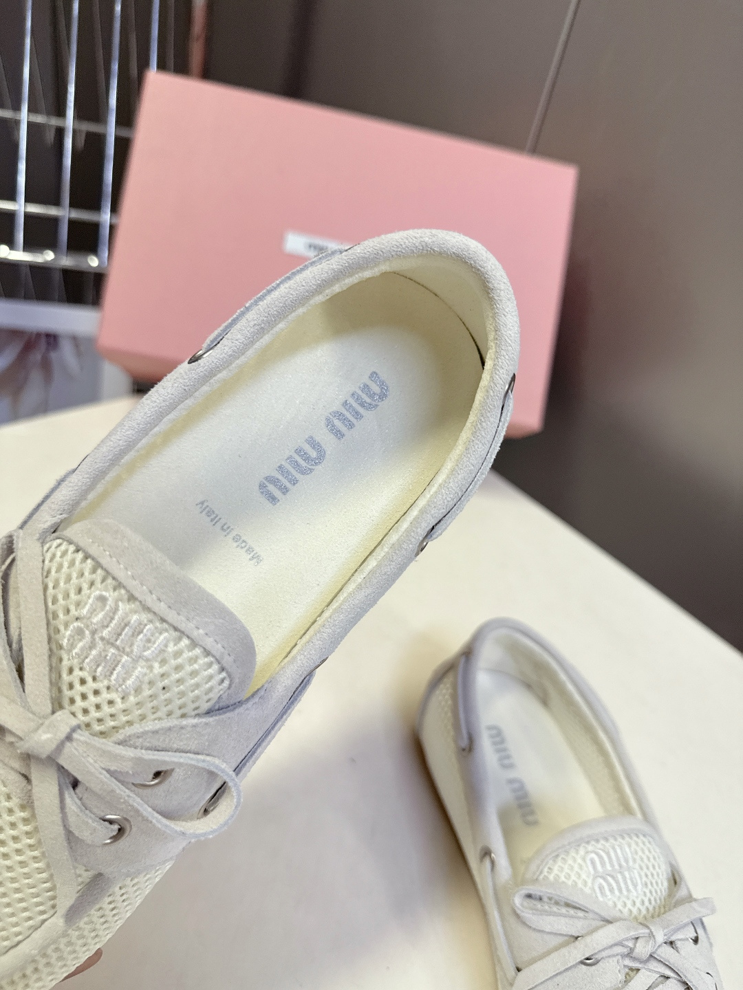 MiuMiu缪缪2026春夏最新款 豆豆鞋 超多明星网红种草 非常火的薄底设计元素 简简单单的设计 mi