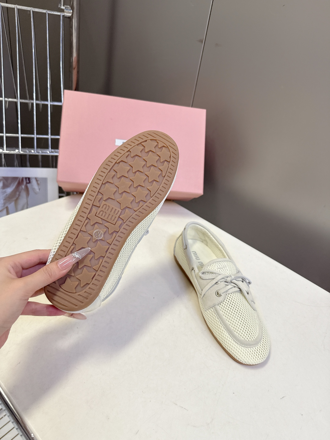 MiuMiu缪缪2026春夏最新款 豆豆鞋 超多明星网红种草 非常火的薄底设计元素 简简单单的设计 mi