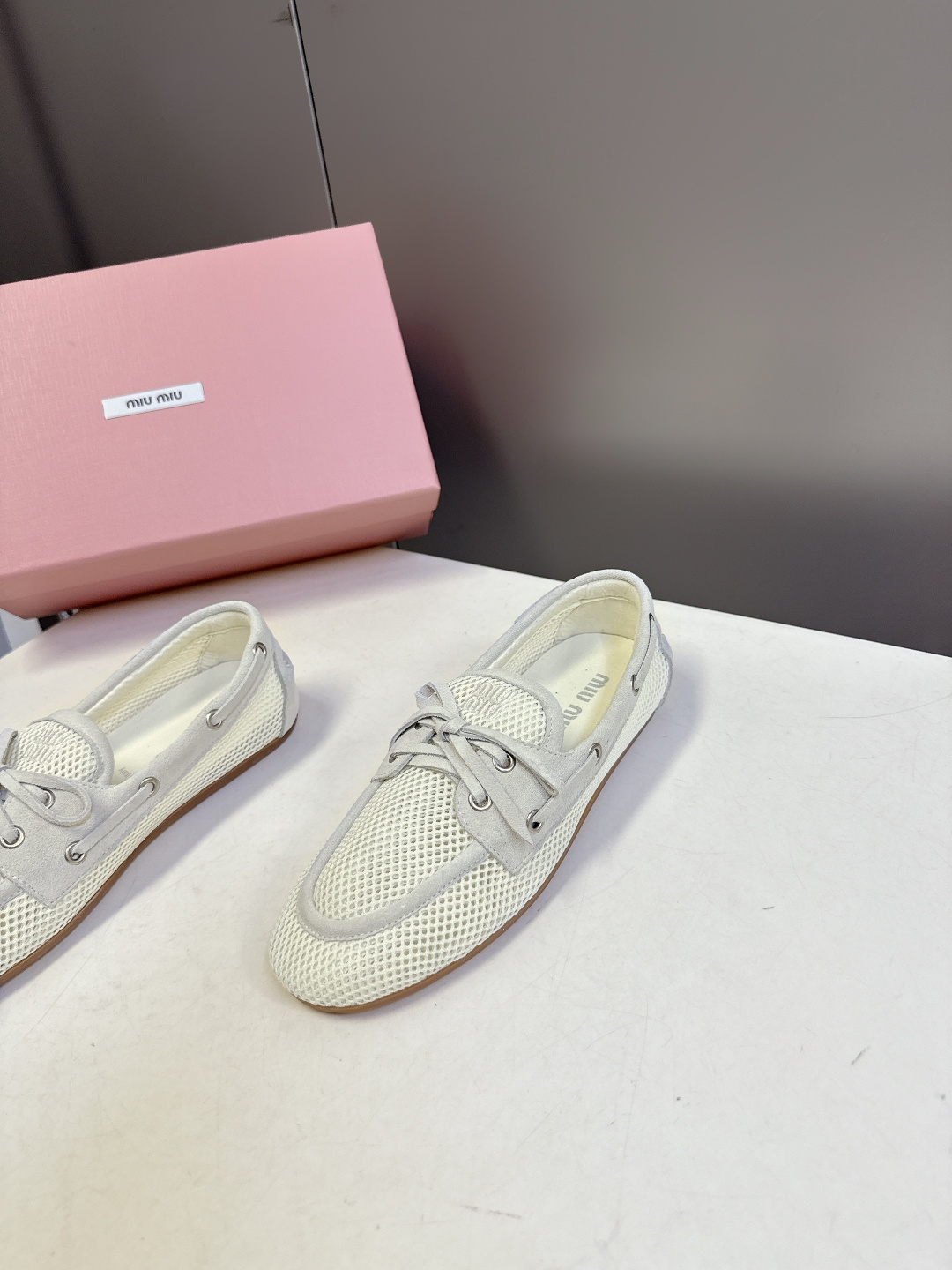 MiuMiu缪缪2026春夏最新款 豆豆鞋 超多明星网红种草 非常火的薄底设计元素 简简单单的设计 mi