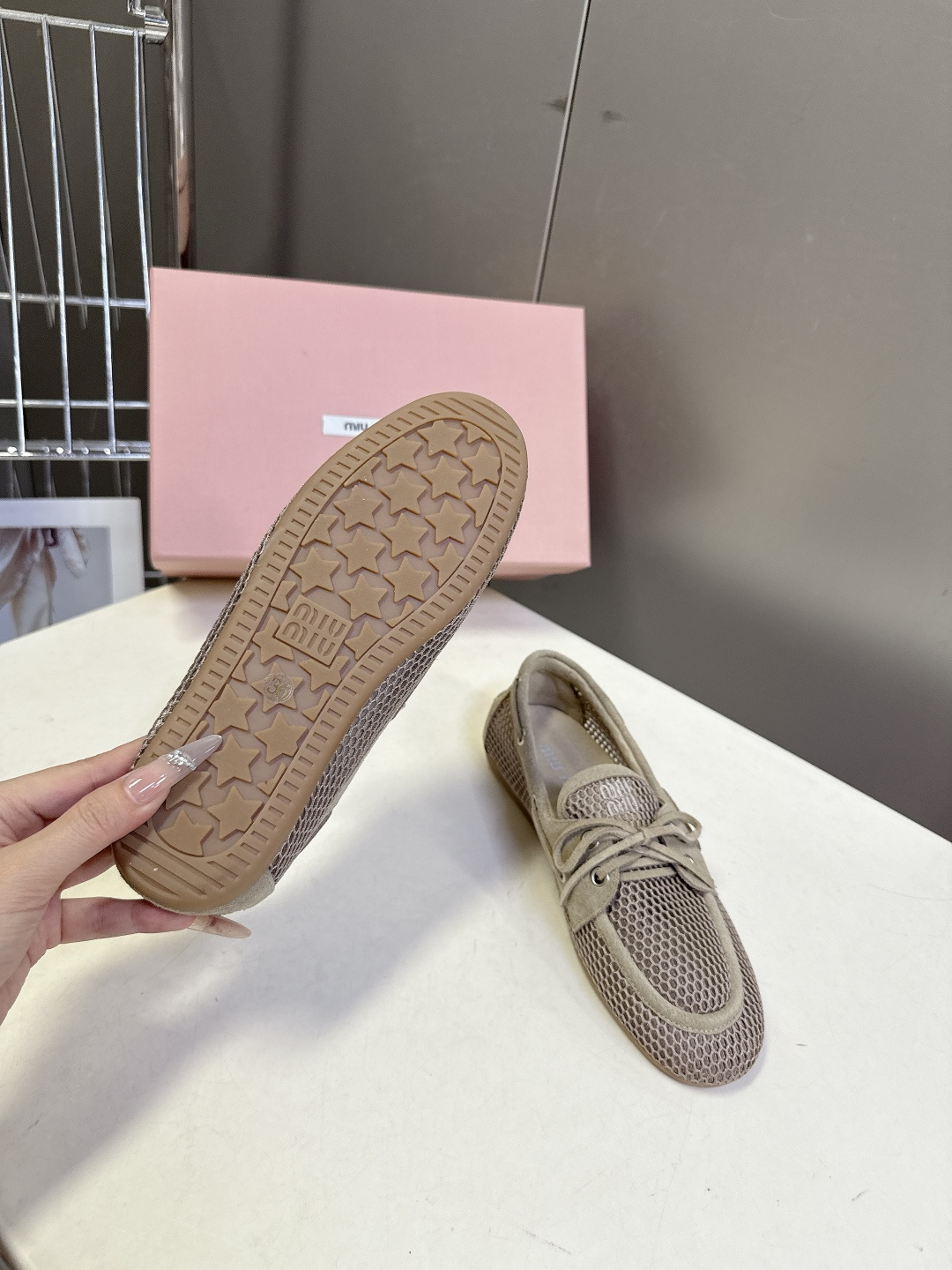 MiuMiu缪缪2026春夏最新款 豆豆鞋 超多明星网红种草 非常火的薄底设计元素 简简单单的设计 mi