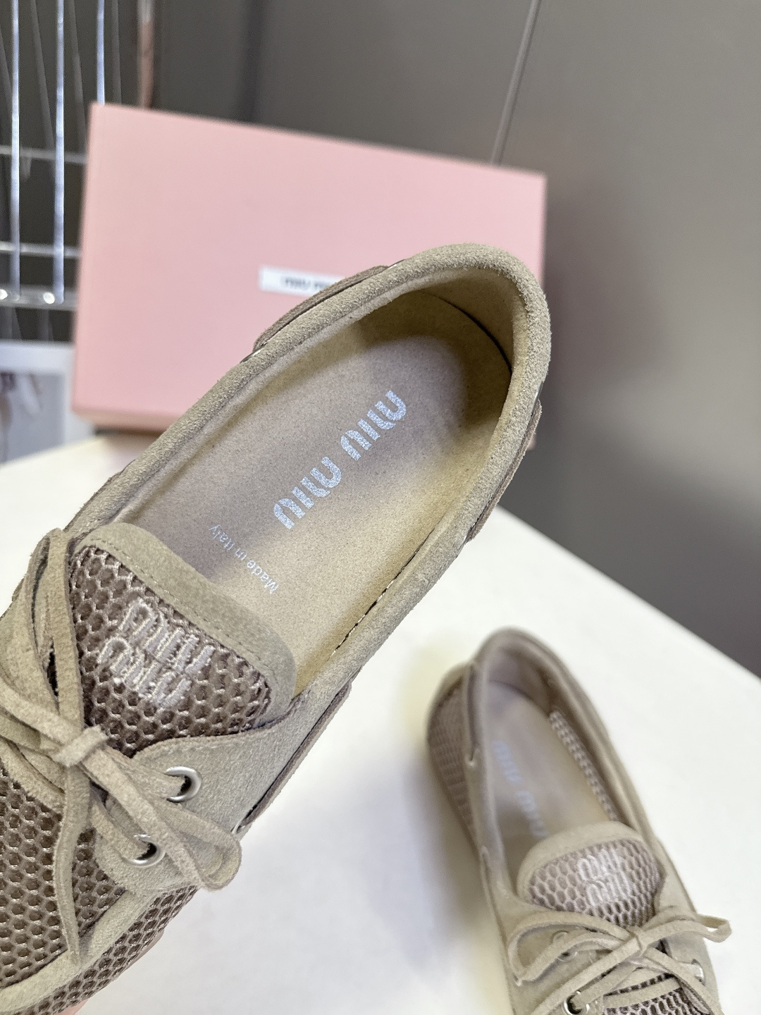 MiuMiu缪缪2026春夏最新款 豆豆鞋 超多明星网红种草 非常火的薄底设计元素 简简单单的设计 mi