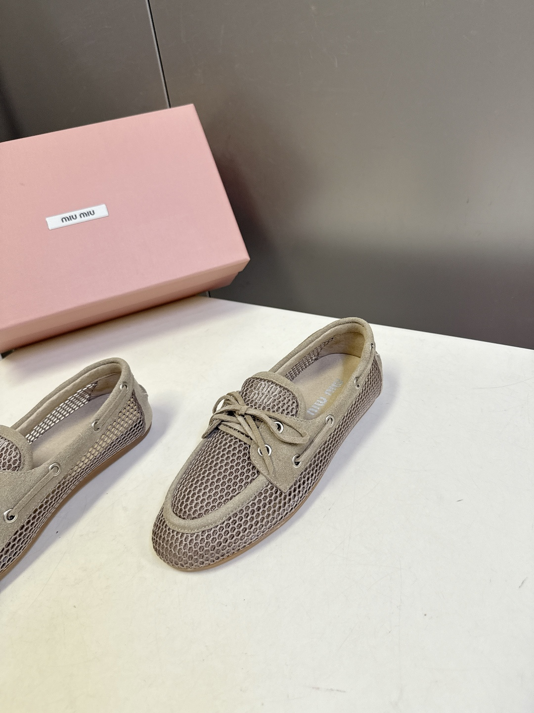 MiuMiu缪缪2026春夏最新款 豆豆鞋 超多明星网红种草 非常火的薄底设计元素 简简单单的设计 mi