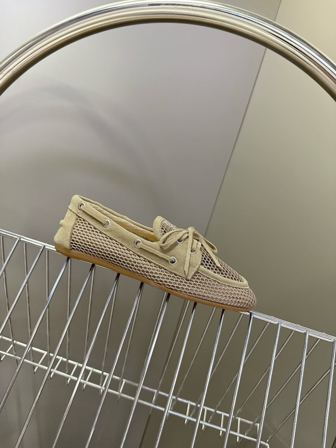 MiuMiu缪缪2026春夏最新款 豆豆鞋 超多明星网红种草 非常火的薄底设计元素 简简单单的设计 mi