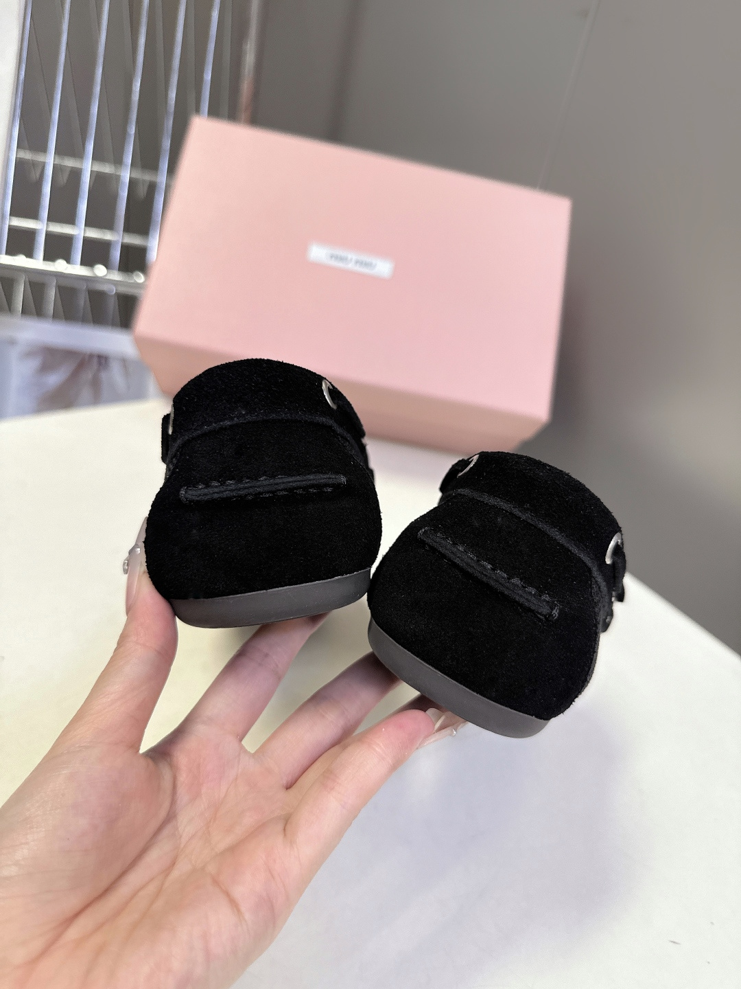 MiuMiu缪缪2026春夏最新款 豆豆鞋 超多明星网红种草 非常火的薄底设计元素 简简单单的设计 mi