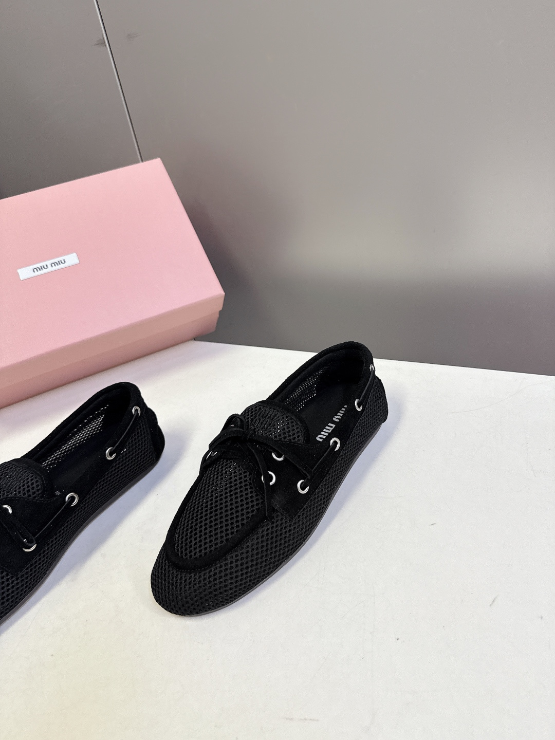 MiuMiu缪缪2026春夏最新款 豆豆鞋 超多明星网红种草 非常火的薄底设计元素 简简单单的设计 mi