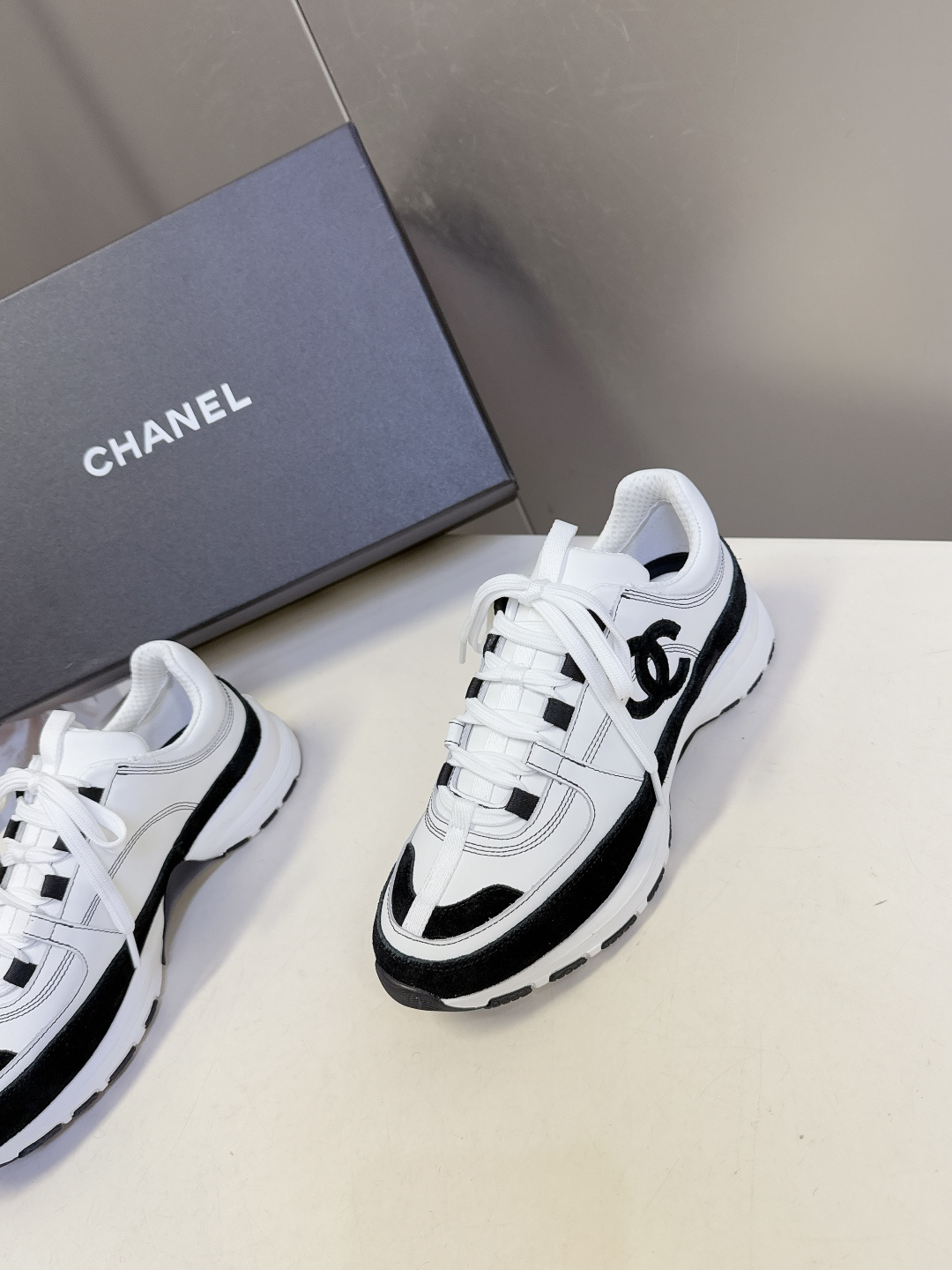 CHANEL香奈儿最新款双C休闲鞋 运动鞋 超多明星时尚博主种草 超级推荐这一季的运动鞋真的绝美啊 实在