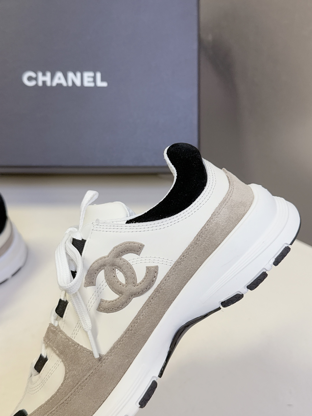 CHANEL香奈儿最新款双C休闲鞋 运动鞋 超多明星时尚博主种草 超级推荐这一季的运动鞋真的绝美啊 实在