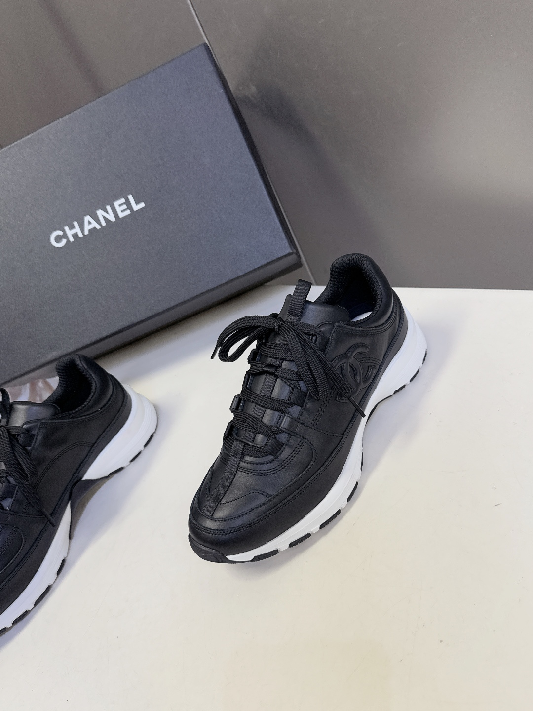 CHANEL香奈儿最新款双C休闲鞋 运动鞋 超多明星时尚博主种草 超级推荐这一季的运动鞋真的绝美啊 实在