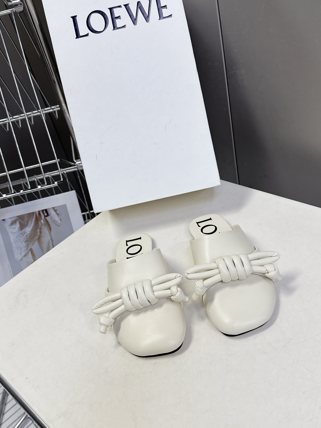 LOEWE罗意威2026春夏最新款蝴蝶结拖鞋 超多明星时尚博主种草 夏天必备 大爆款‼️已经被它的美貌折