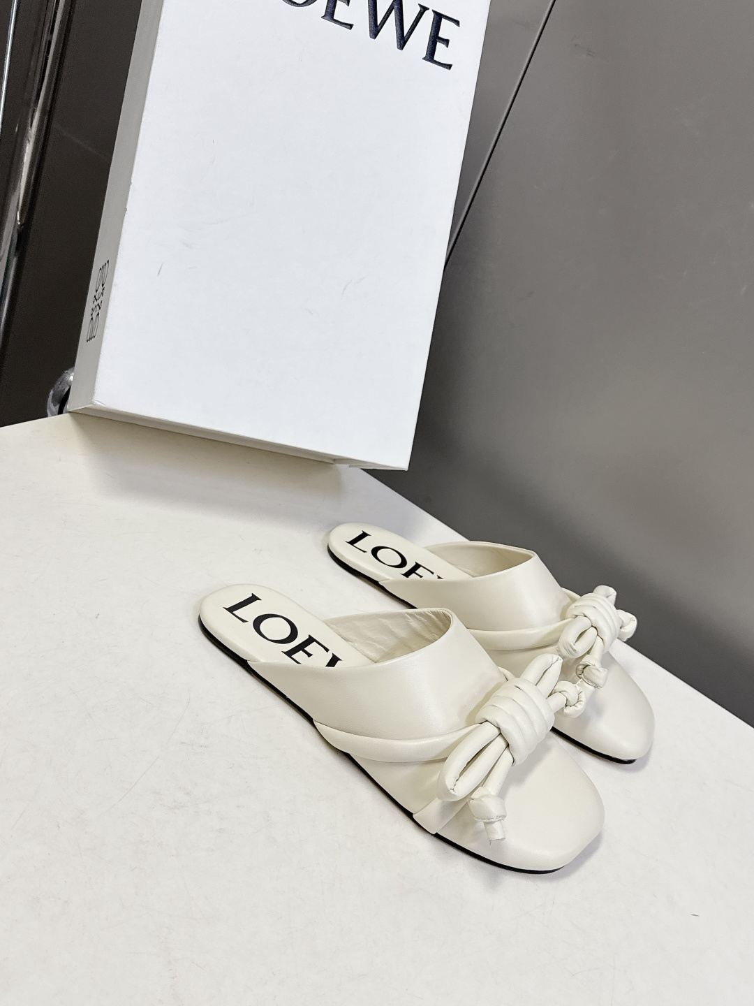 LOEWE罗意威2026春夏最新款蝴蝶结拖鞋 超多明星时尚博主种草 夏天必备 大爆款‼️已经被它的美貌折