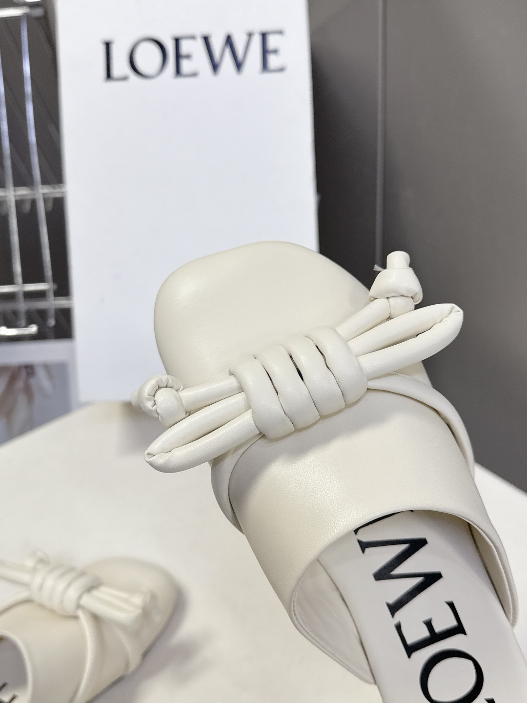 LOEWE罗意威2026春夏最新款蝴蝶结拖鞋 超多明星时尚博主种草 夏天必备 大爆款‼️已经被它的美貌折