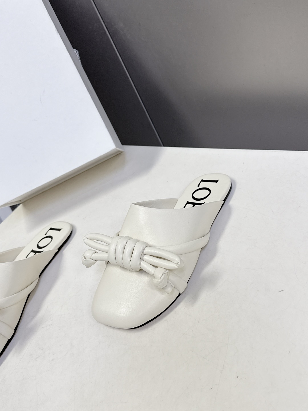 LOEWE罗意威2026春夏最新款蝴蝶结拖鞋 超多明星时尚博主种草 夏天必备 大爆款‼️已经被它的美貌折