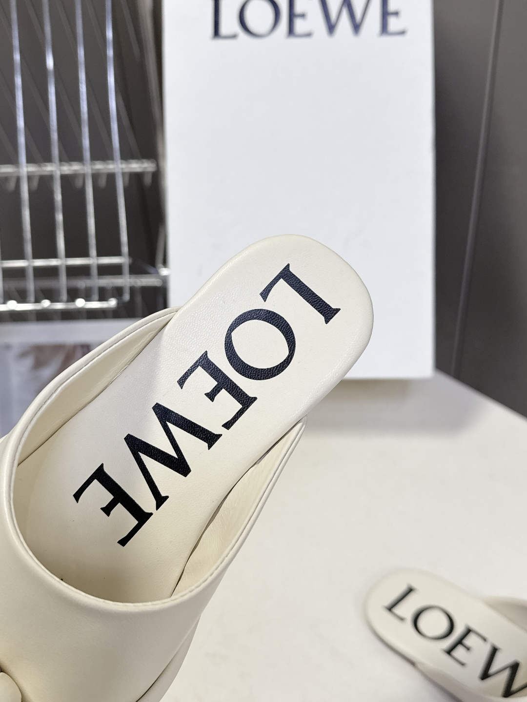 LOEWE罗意威2026春夏最新款蝴蝶结拖鞋 超多明星时尚博主种草 夏天必备 大爆款‼️已经被它的美貌折