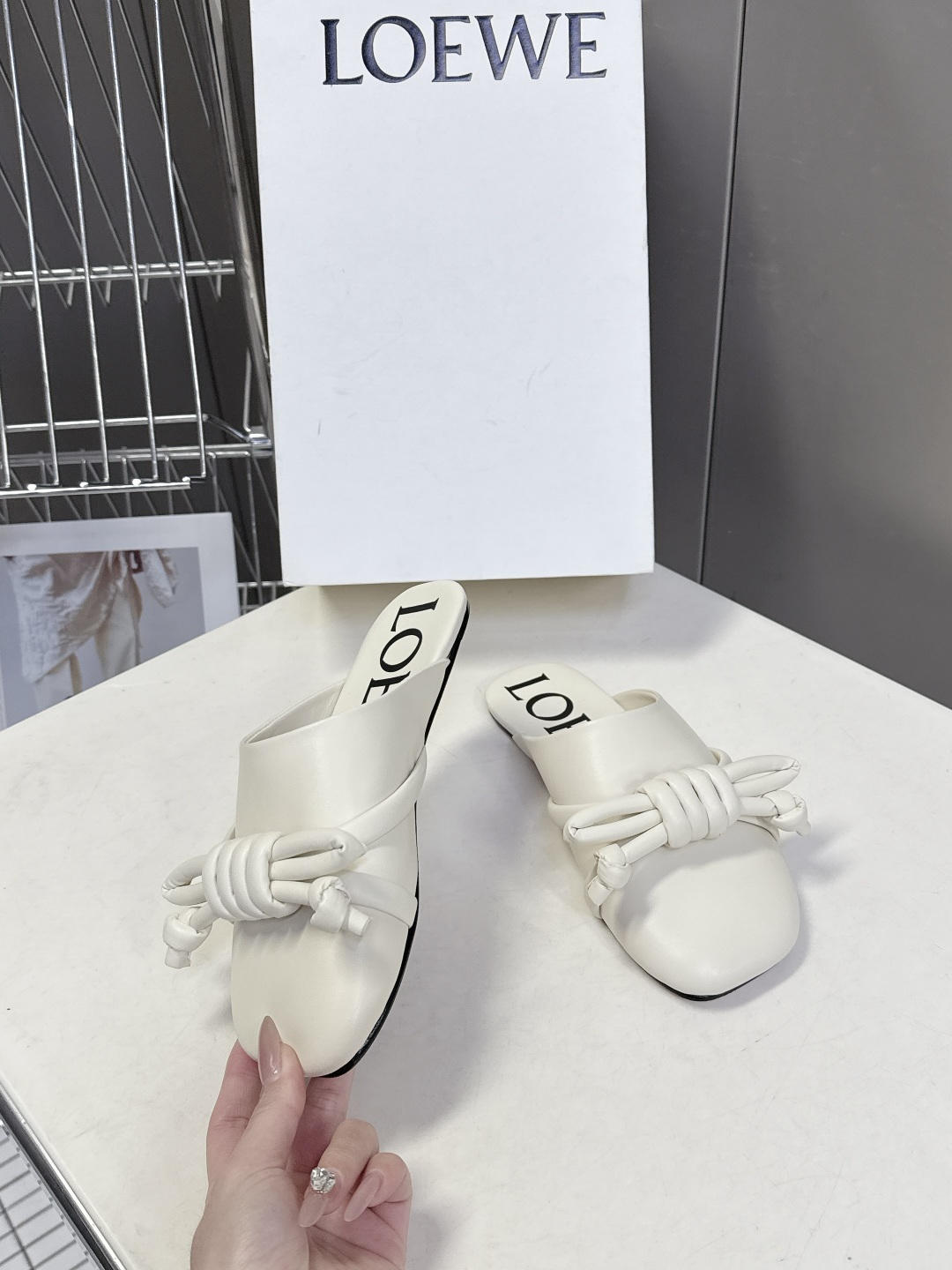 LOEWE罗意威2026春夏最新款蝴蝶结拖鞋 超多明星时尚博主种草 夏天必备 大爆款‼️已经被它的美貌折