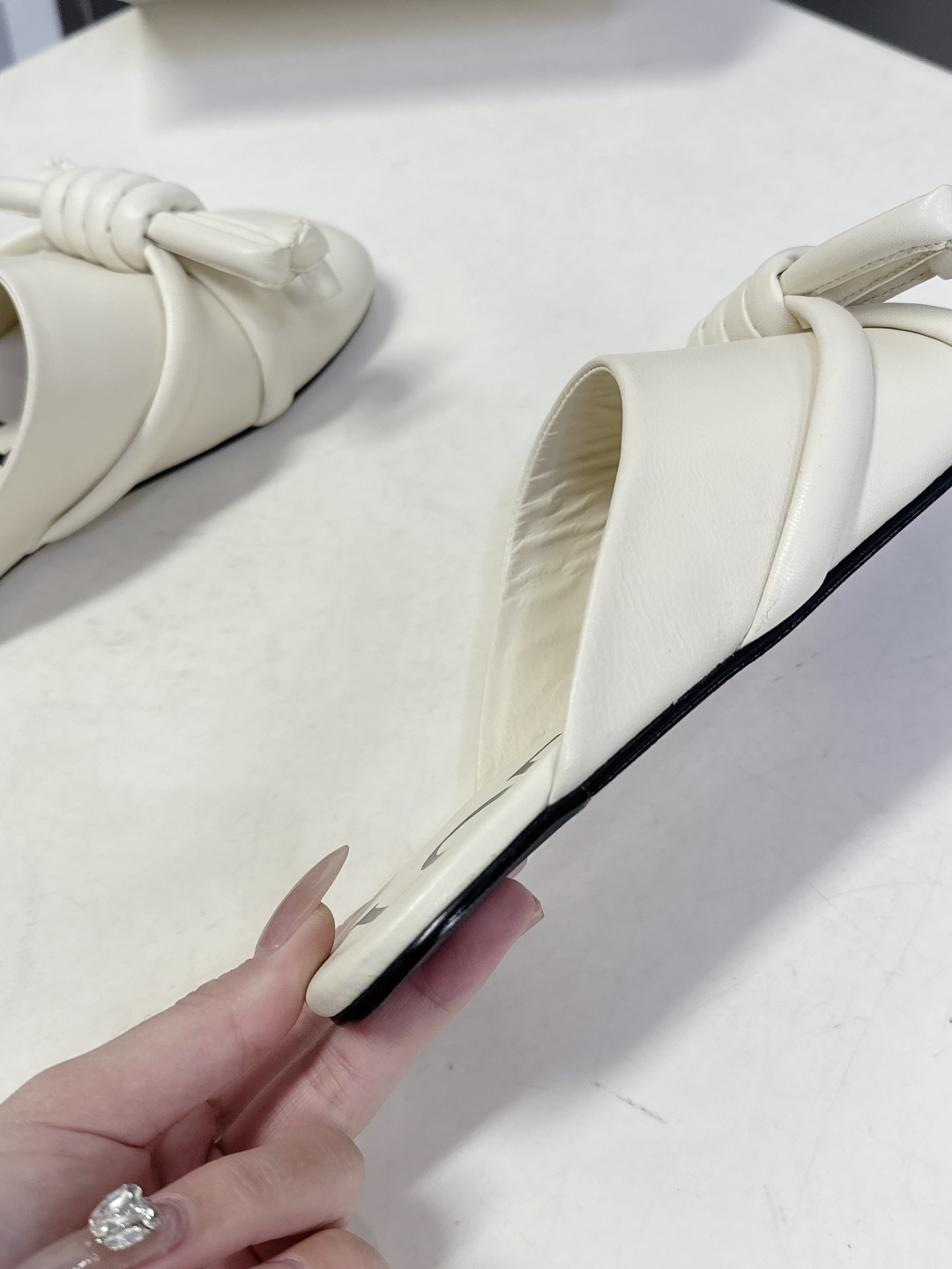 LOEWE罗意威2026春夏最新款蝴蝶结拖鞋 超多明星时尚博主种草 夏天必备 大爆款‼️已经被它的美貌折