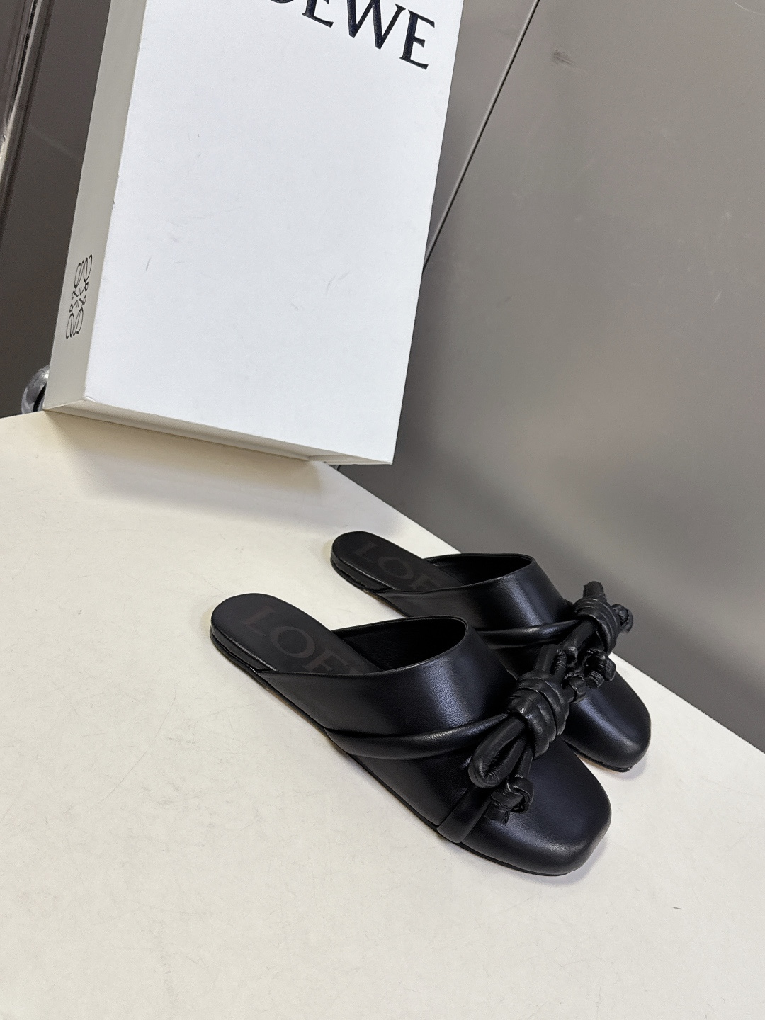 LOEWE罗意威2026春夏最新款蝴蝶结拖鞋 超多明星时尚博主种草 夏天必备 大爆款‼️已经被它的美貌折