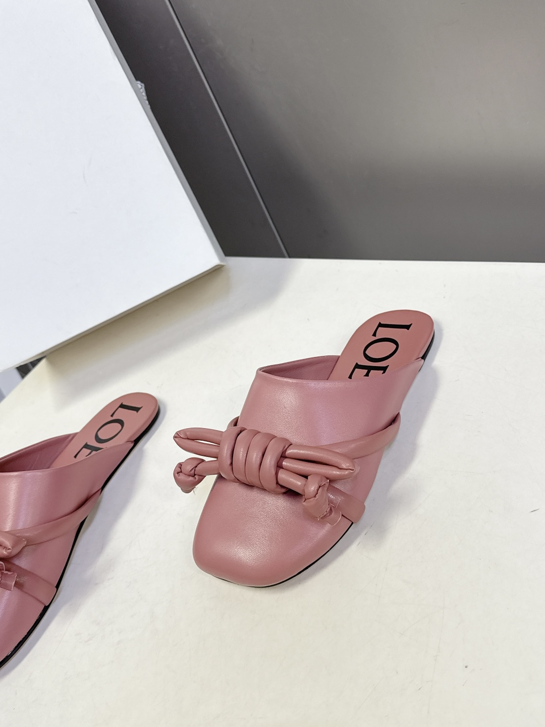 LOEWE罗意威2026春夏最新款蝴蝶结拖鞋 超多明星时尚博主种草 夏天必备 大爆款‼️已经被它的美貌折