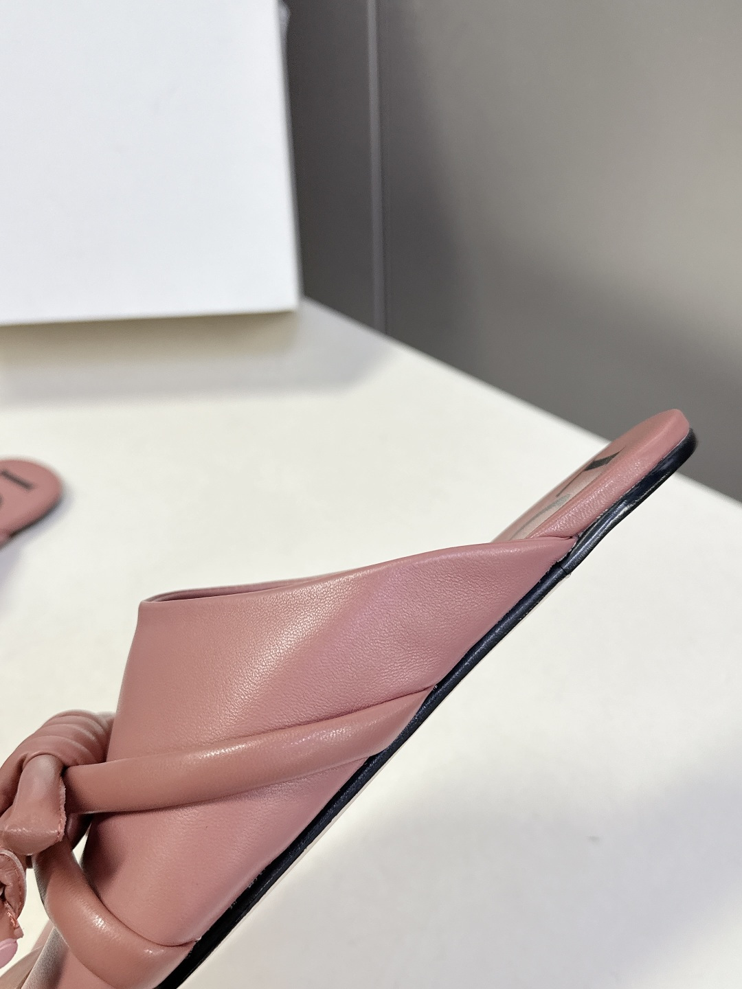 LOEWE罗意威2026春夏最新款蝴蝶结拖鞋 超多明星时尚博主种草 夏天必备 大爆款‼️已经被它的美貌折