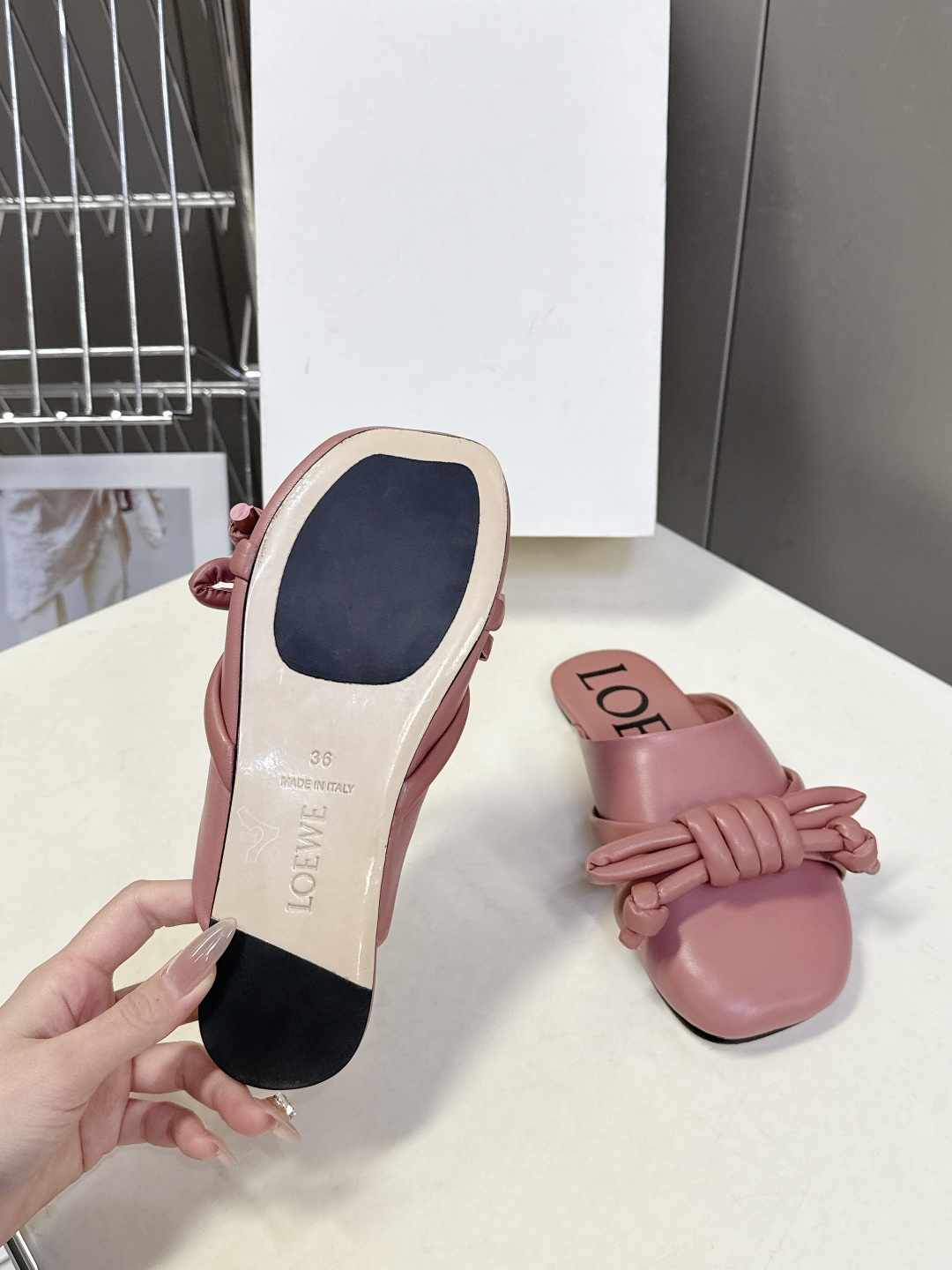 LOEWE罗意威2026春夏最新款蝴蝶结拖鞋 超多明星时尚博主种草 夏天必备 大爆款‼️已经被它的美貌折