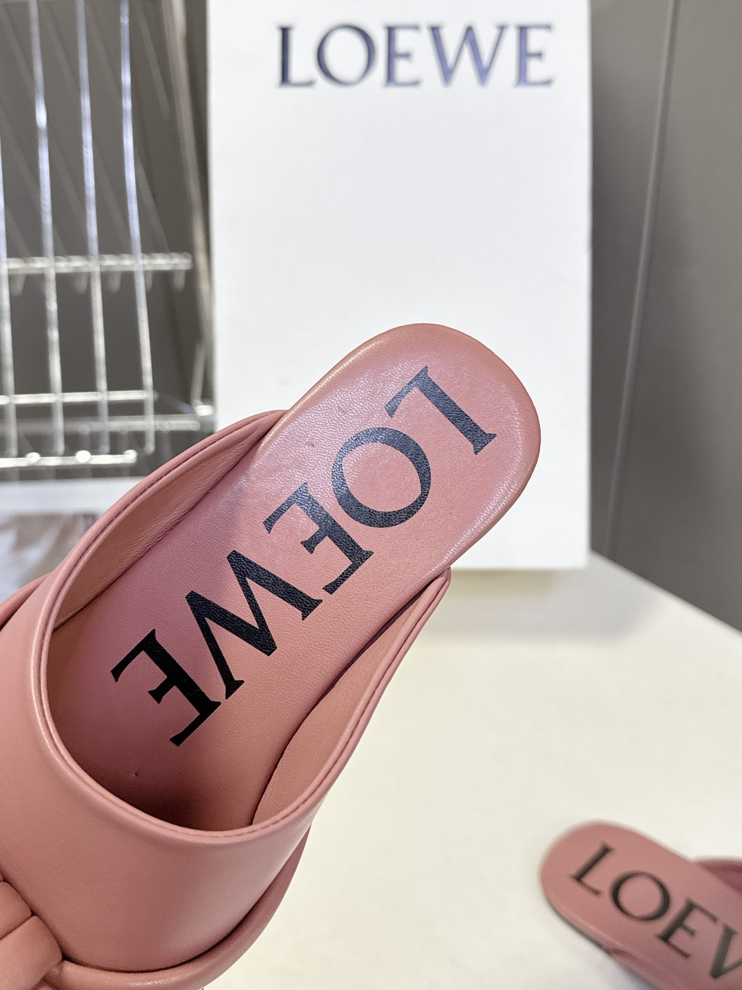 LOEWE罗意威2026春夏最新款蝴蝶结拖鞋 超多明星时尚博主种草 夏天必备 大爆款‼️已经被它的美貌折