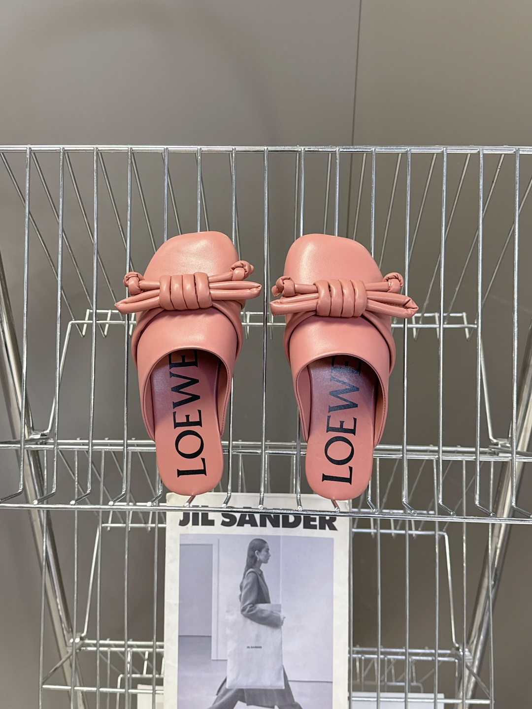 LOEWE罗意威2026春夏最新款蝴蝶结拖鞋 超多明星时尚博主种草 夏天必备 大爆款‼️已经被它的美貌折