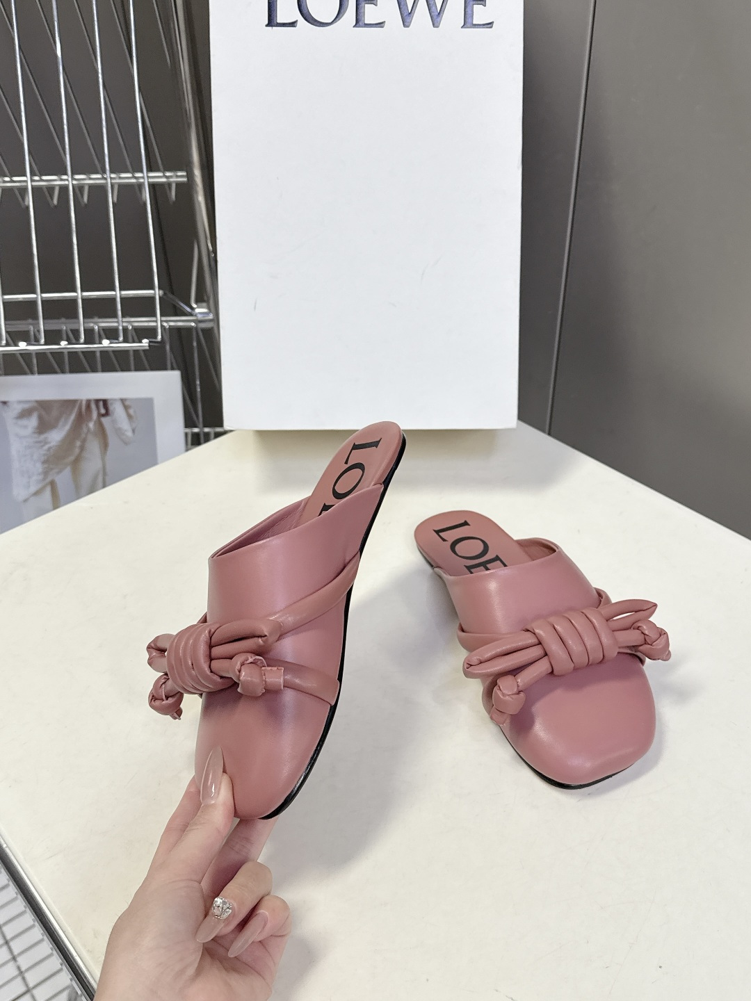 LOEWE罗意威2026春夏最新款蝴蝶结拖鞋 超多明星时尚博主种草 夏天必备 大爆款‼️已经被它的美貌折