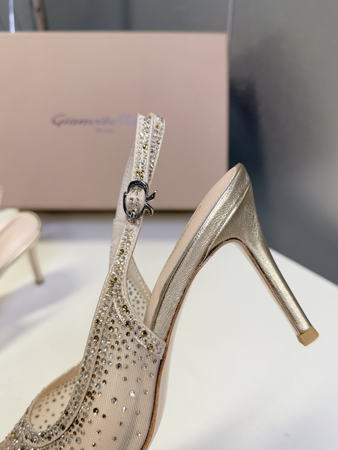 吉安维托·罗西Gianvito rossi 春夏最新款水晶鞋 仙女鞋 超多明星网红种草 鞋面进口高透气网