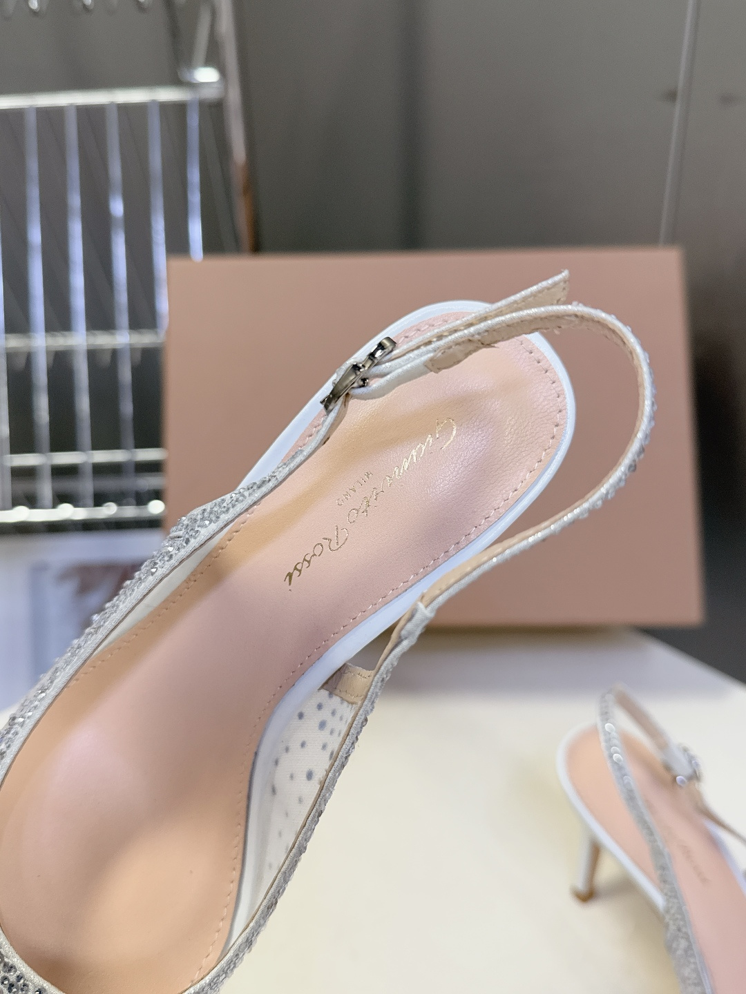 吉安维托·罗西Gianvito rossi 春夏最新款水晶鞋 仙女鞋 超多明星网红种草 鞋面进口高透气网