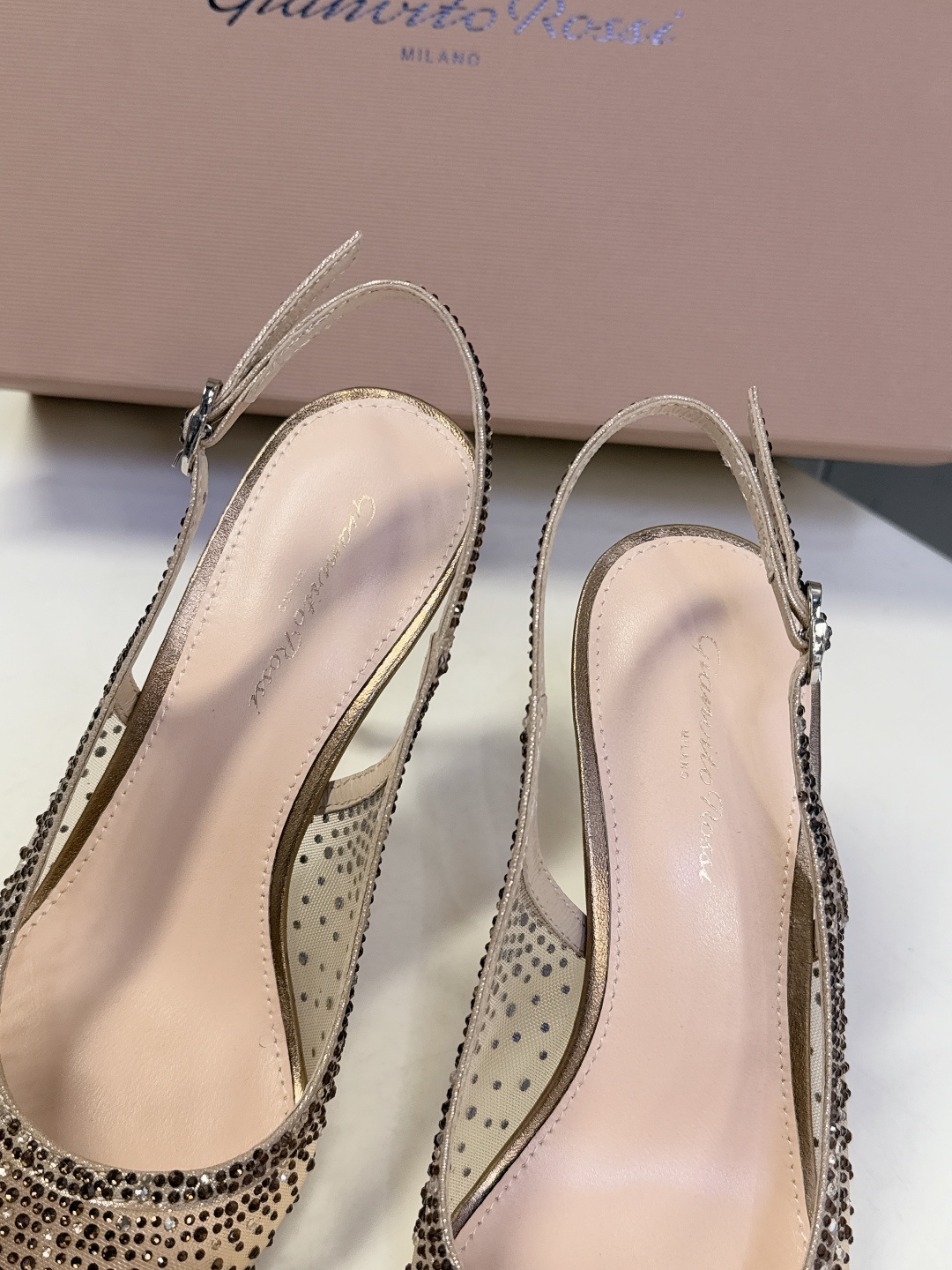 吉安维托·罗西Gianvito rossi 春夏最新款水晶鞋 仙女鞋 超多明星网红种草 鞋面进口高透气网