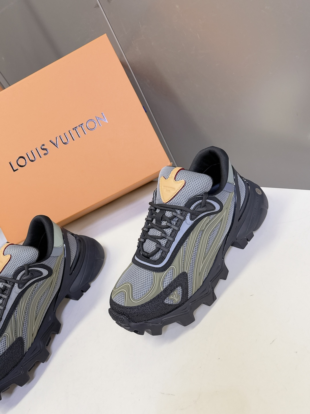 LOUIS VUITTON路易威登 驴牌春夏最新款 运动鞋 超多明星网红种草 原版购入开发 运动鞋融合网