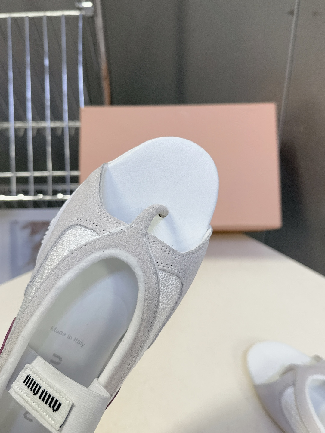 MiuMiu缪缪春夏最新走秀款复古休闲鞋 夹脚鞋官方秀场出镜率最高的单品 超多明星时尚博主种草 miu系