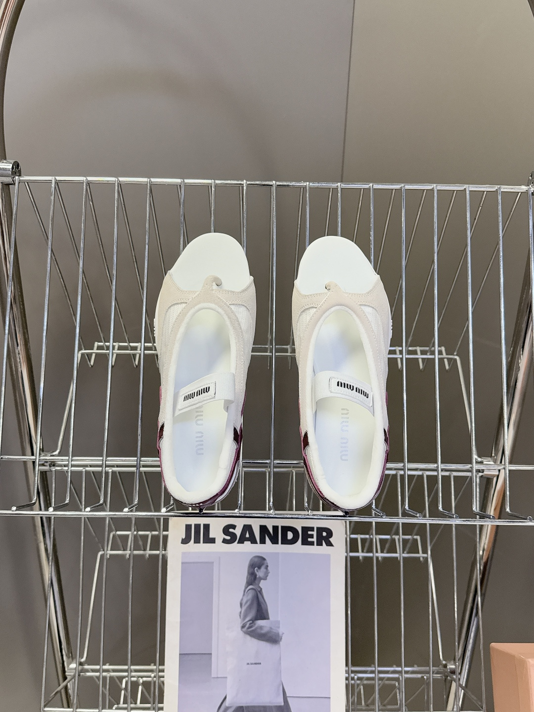 MiuMiu缪缪春夏最新走秀款复古休闲鞋 夹脚鞋官方秀场出镜率最高的单品 超多明星时尚博主种草 miu系